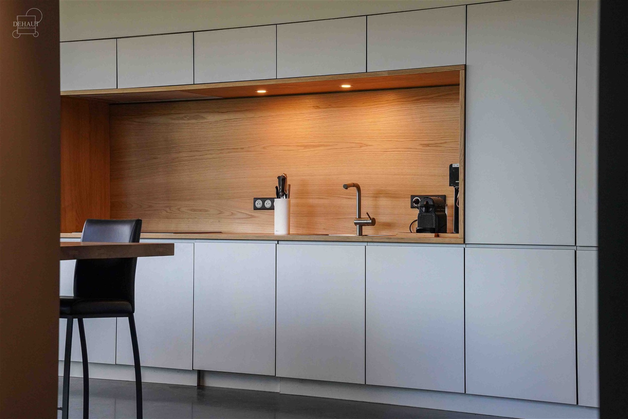 Ensemble immobilier haut de gamme comprenant un corps de ferme rénové avec goût, un gîte, une chambre d'hôtes, une écurie d'env. 195m², un hang...