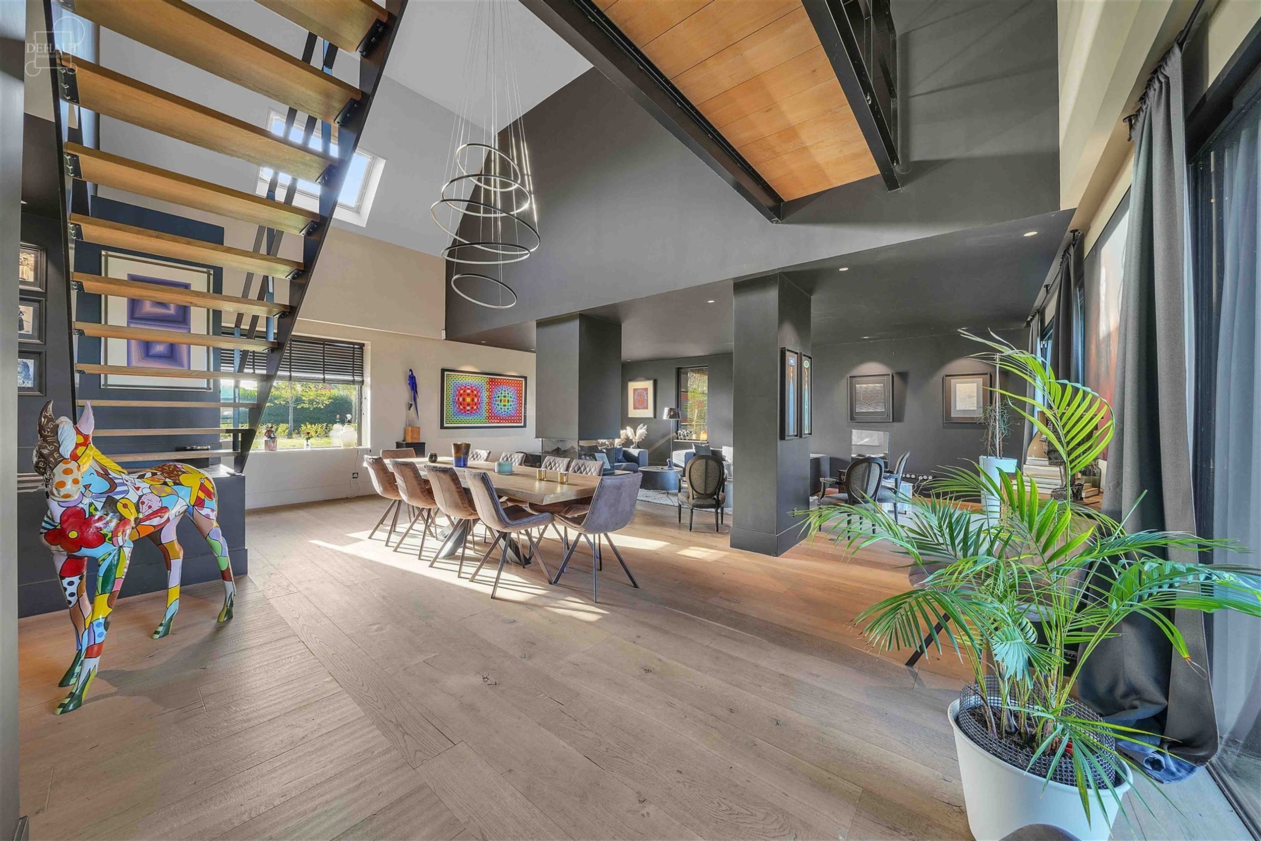 Ensemble immobilier haut de gamme comprenant un corps de ferme rénové avec goût, un gîte, une chambre d'hôtes, une écurie d'env. 195m², un hang...