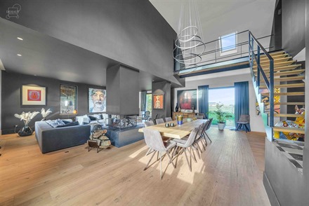 Upmarket object bestaande uit een smaakvol gerenoveerde boerderij, een gîte, een gastenkamer, een stal van ongeveer 195 m², een hangar van ongeveer ...