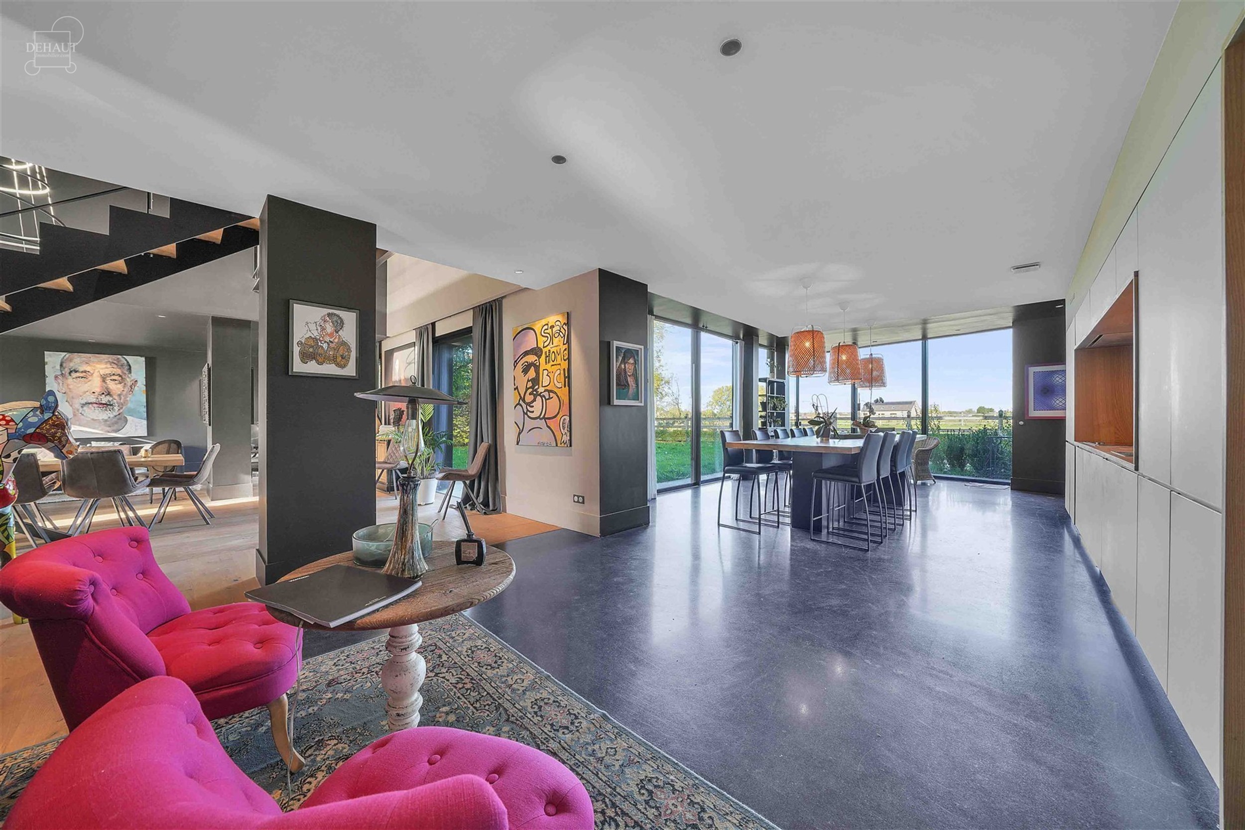 Ensemble immobilier haut de gamme comprenant un corps de ferme rénové avec goût, un gîte, une chambre d'hôtes, une écurie d'env. 195m², un hang...