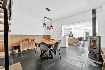 Maison de ville 5 chambres avec jardin située dans une rue calme, proche du centre-ville et des écoles. 
Ce bien dispose d'un bel espace de vie d'e...