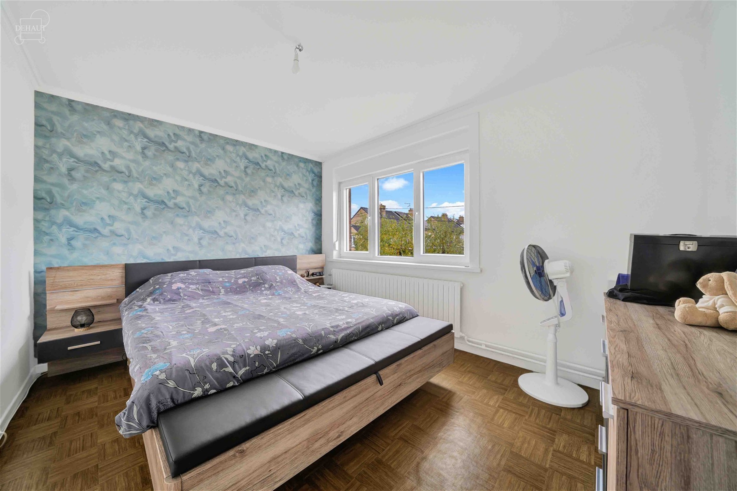 Maison avec garage et 3 chambres idéalement située dans un quartier calme.
Se compose d'un vaste hall d'entrée, une véranda accessible via le sé...