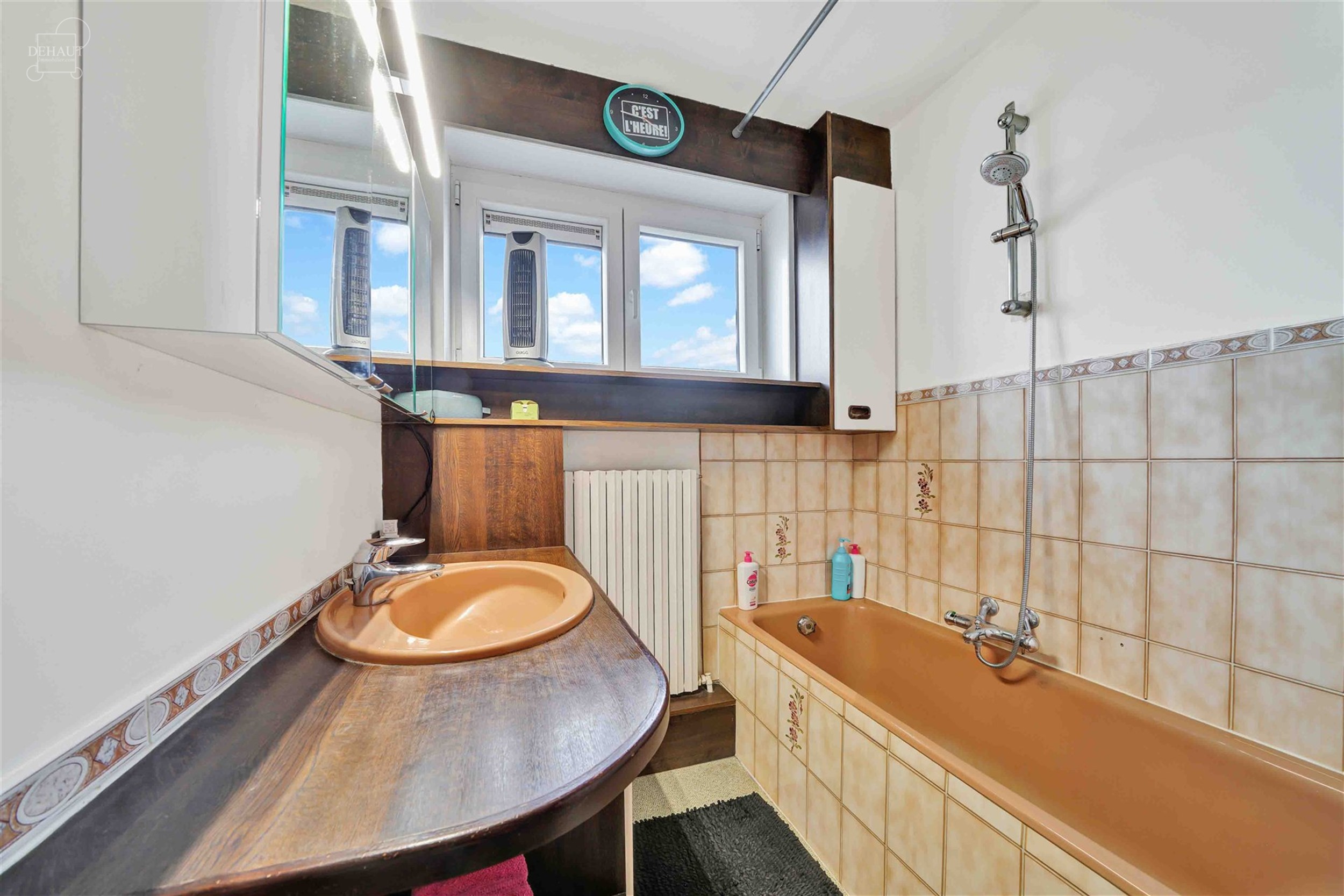 Maison avec garage et 3 chambres idéalement située dans un quartier calme.
Se compose d'un vaste hall d'entrée, une véranda accessible via le sé...