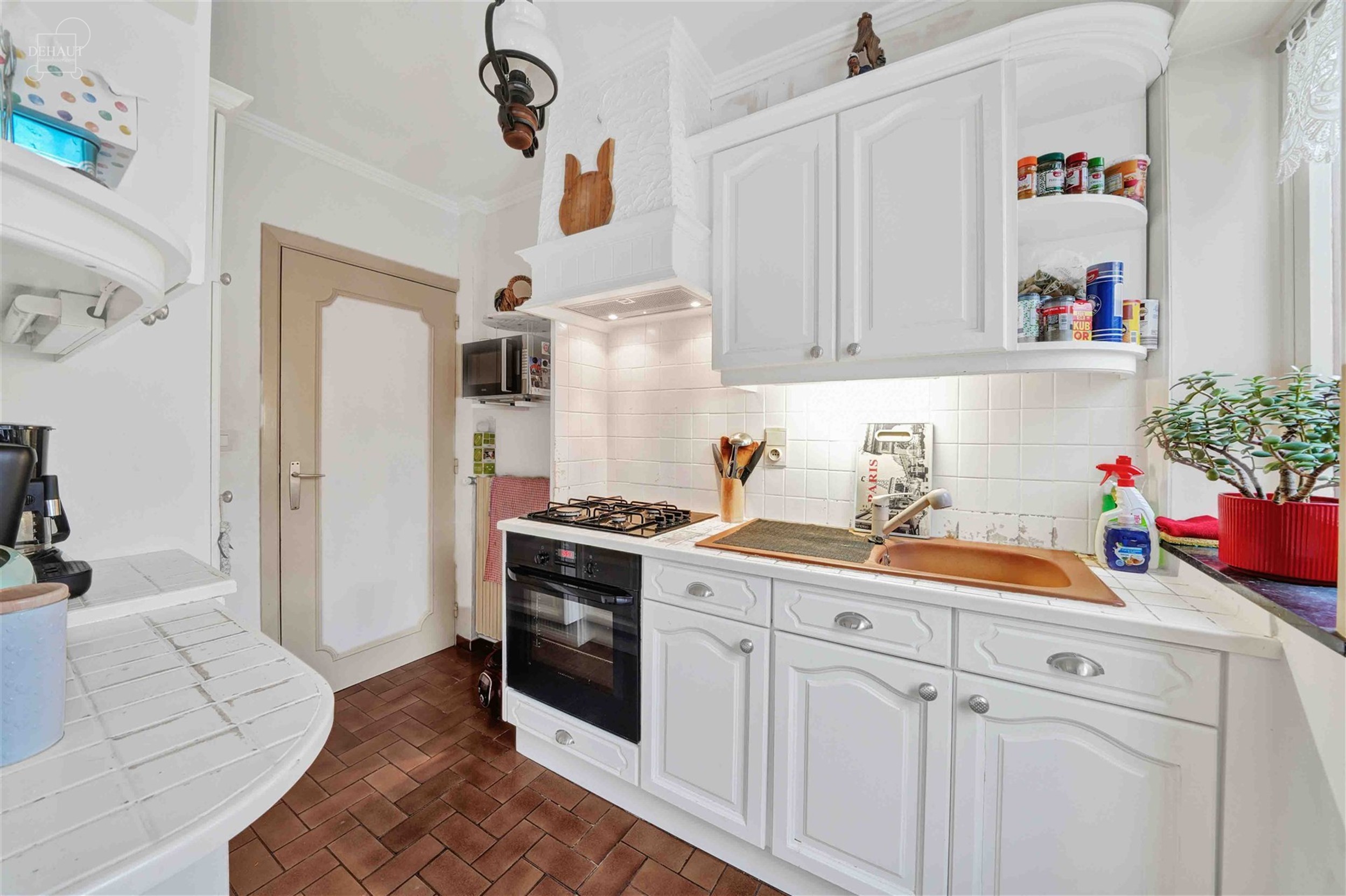 Maison avec garage et 3 chambres idéalement située dans un quartier calme.
Se compose d'un vaste hall d'entrée, une véranda accessible via le sé...