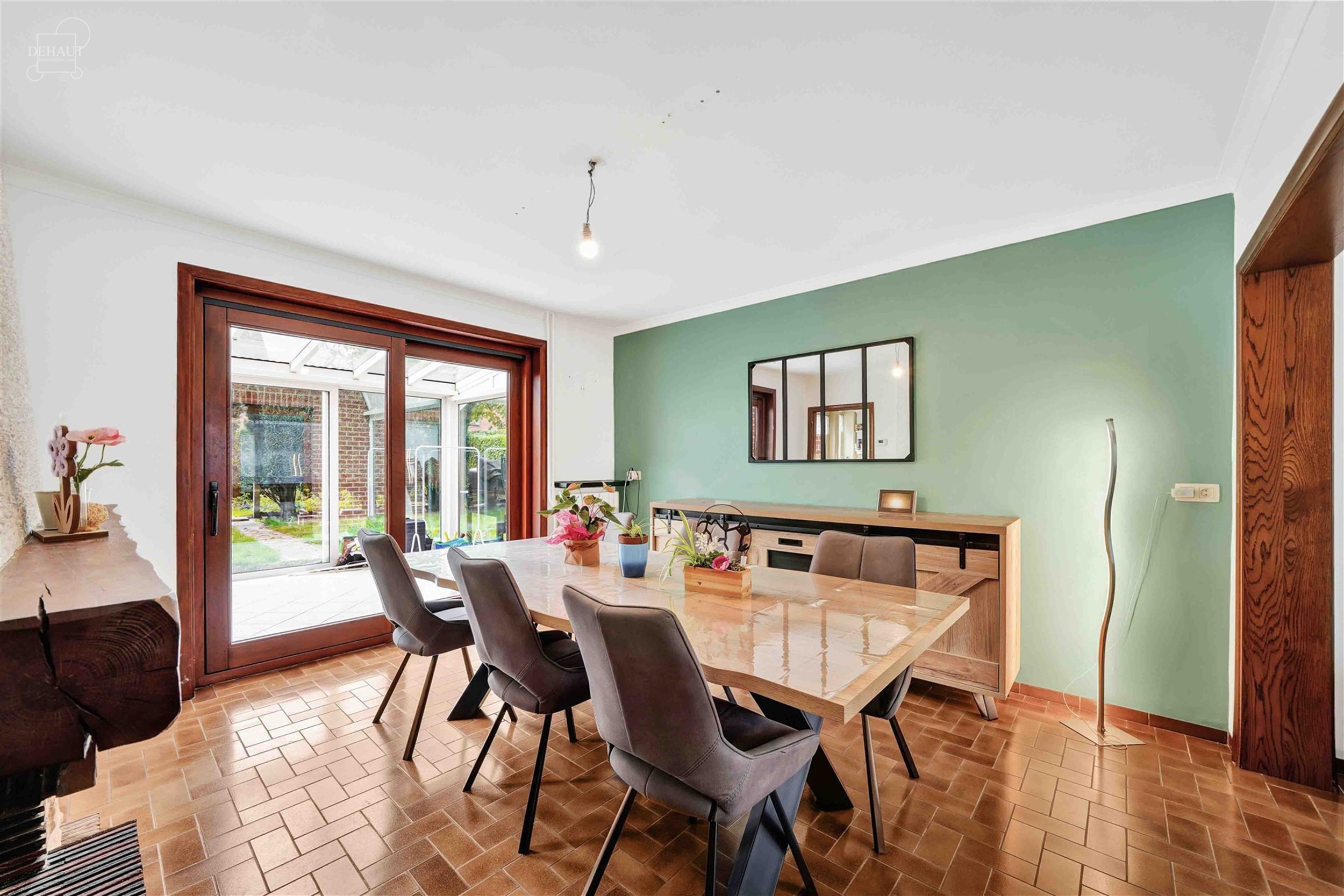 Maison avec garage et 3 chambres idéalement située dans un quartier calme.
Se compose d'un vaste hall d'entrée, une véranda accessible via le sé...