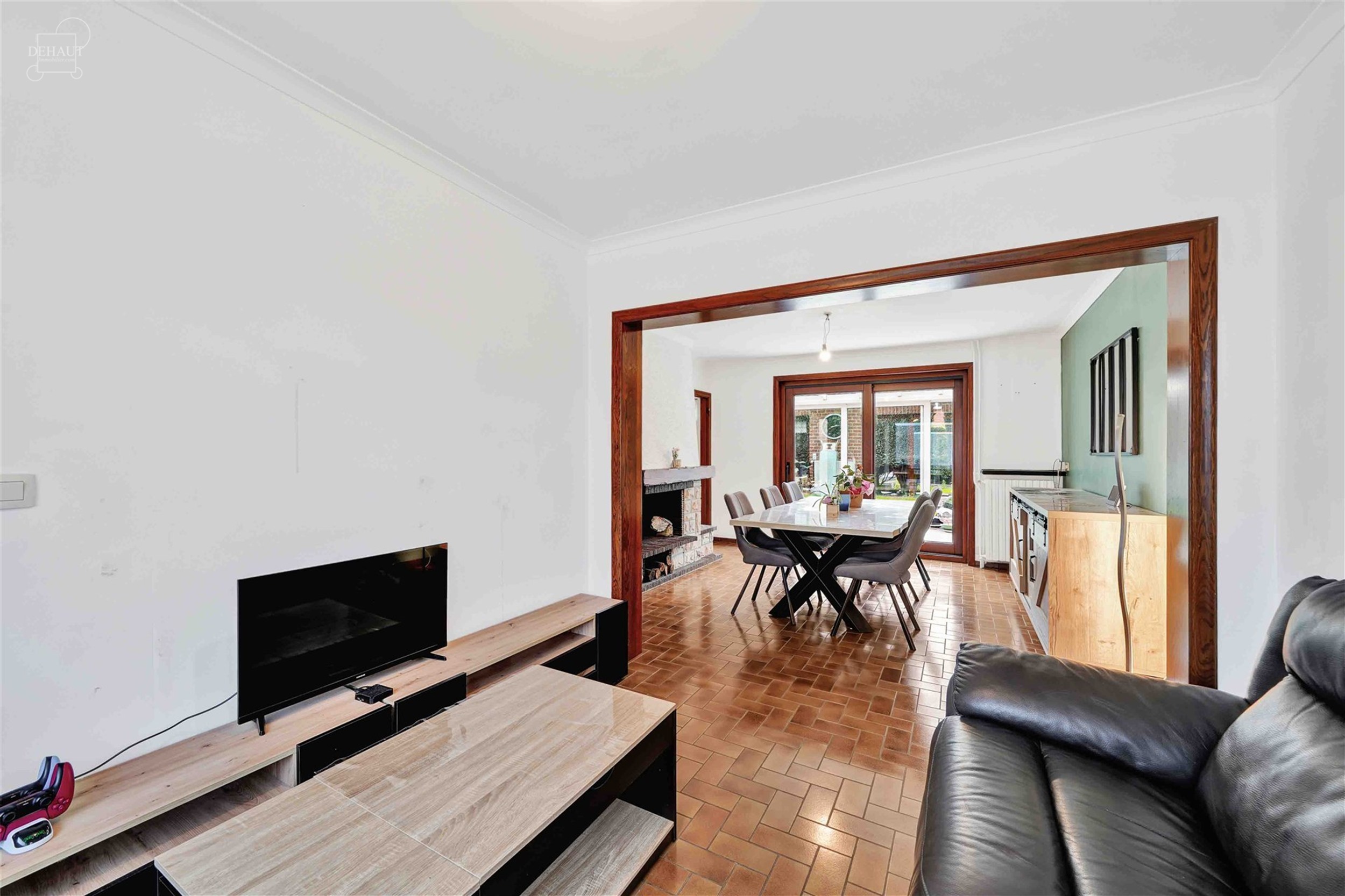 Maison avec garage et 3 chambres idéalement située dans un quartier calme.
Se compose d'un vaste hall d'entrée, une véranda accessible via le sé...