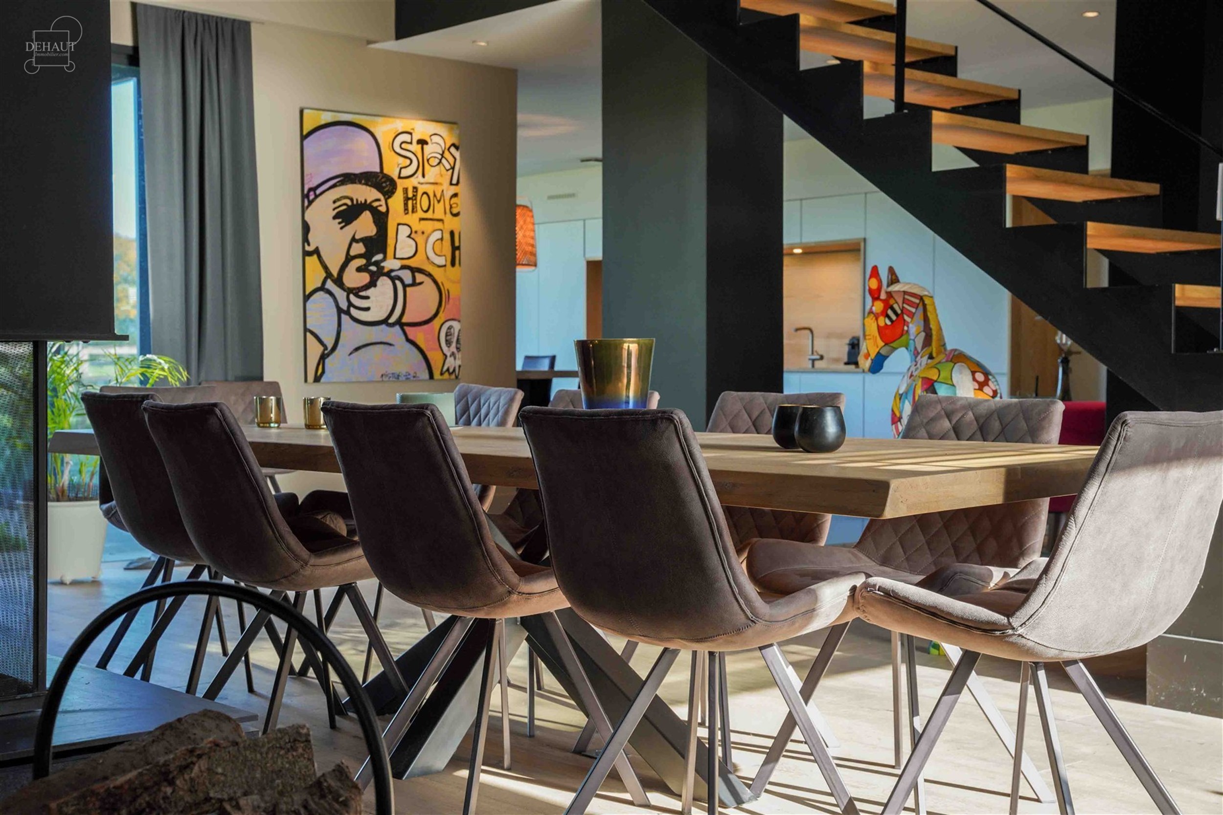 Ensemble immobilier haut de gamme comprenant un corps de ferme rénové avec goût, un gîte, une chambre d'hôtes, une écurie d'env. 195m², un hang...