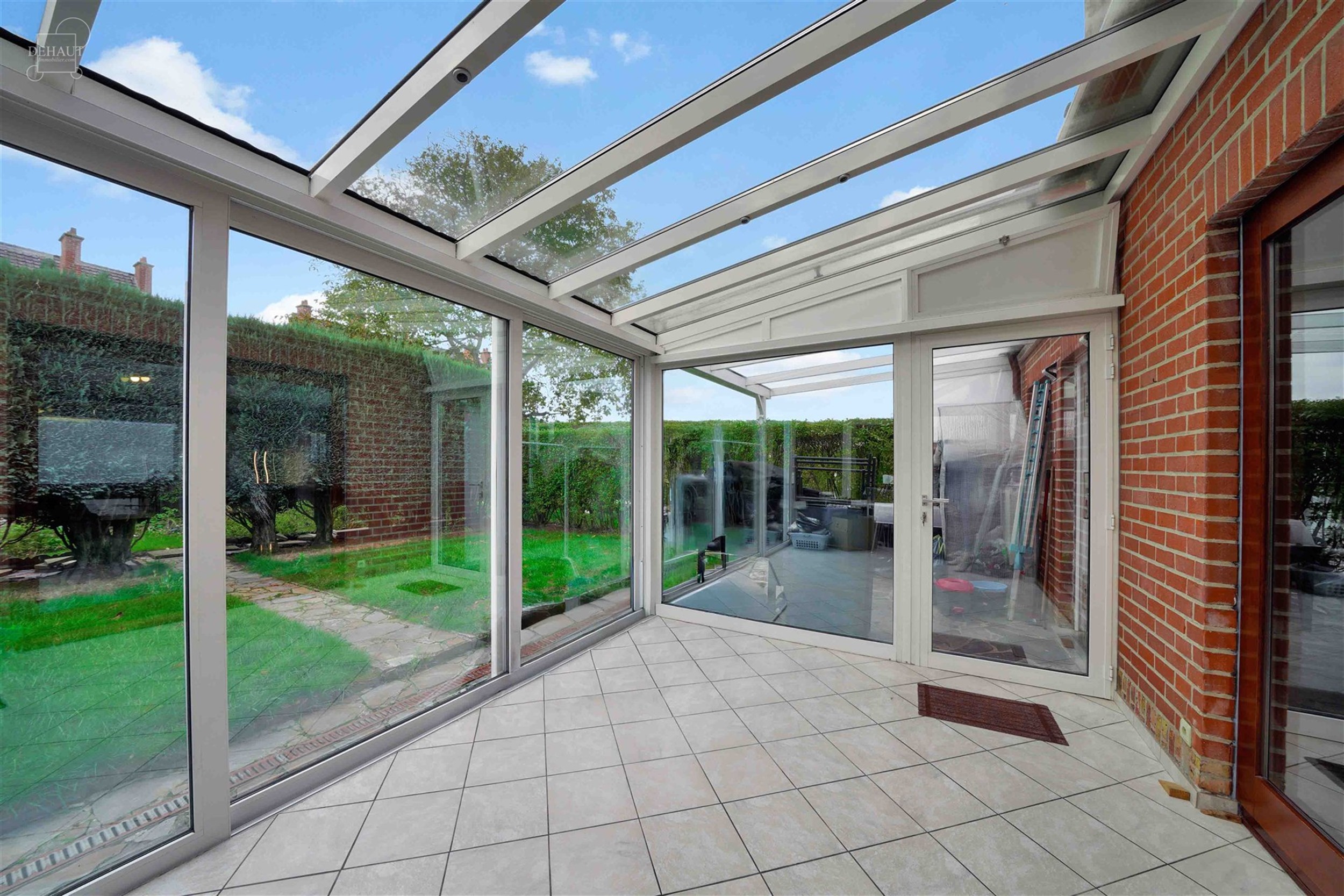 Maison avec garage et 3 chambres idéalement située dans un quartier calme.
Se compose d'un vaste hall d'entrée, une véranda accessible via le sé...