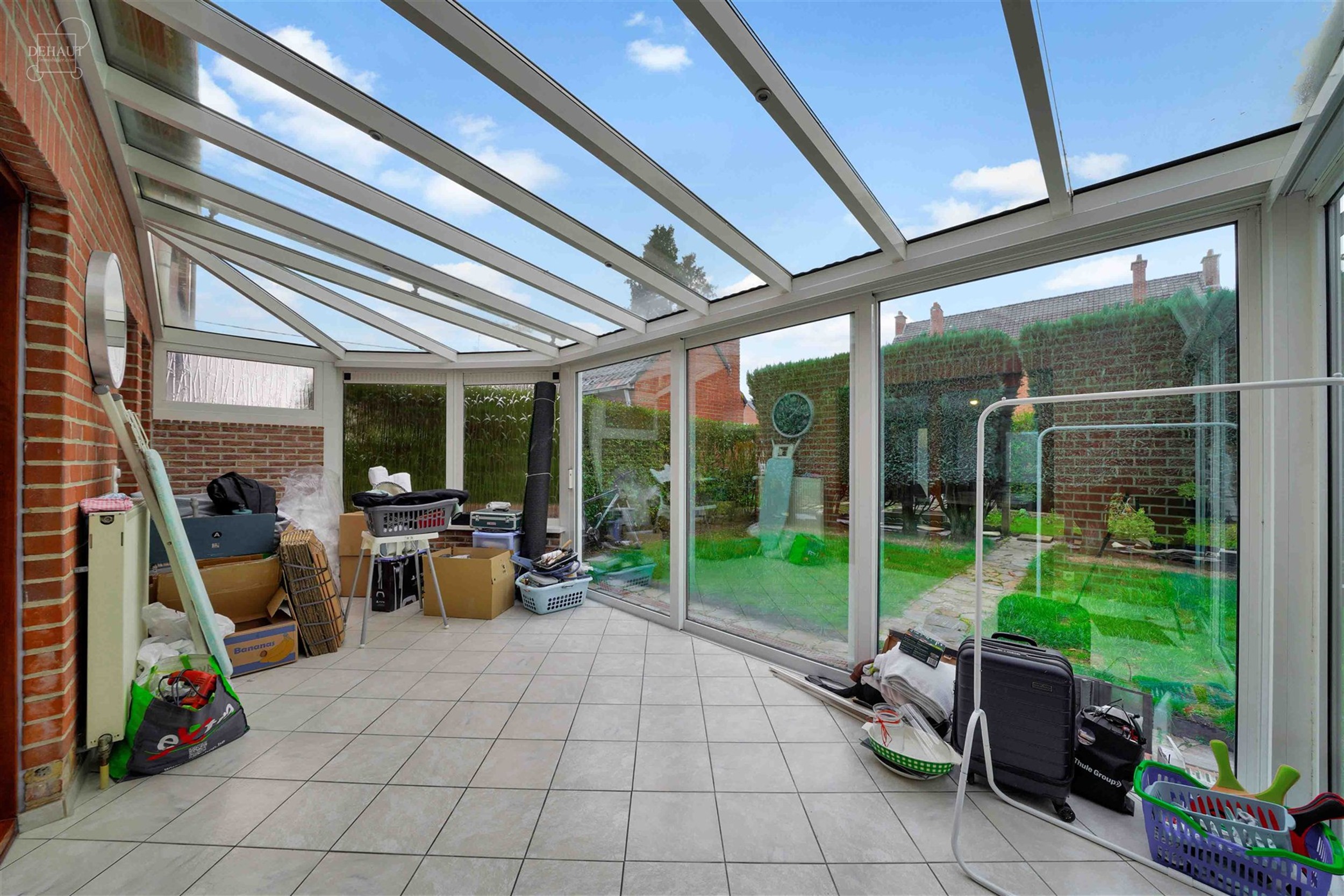 Maison avec garage et 3 chambres idéalement située dans un quartier calme.
Se compose d'un vaste hall d'entrée, une véranda accessible via le sé...