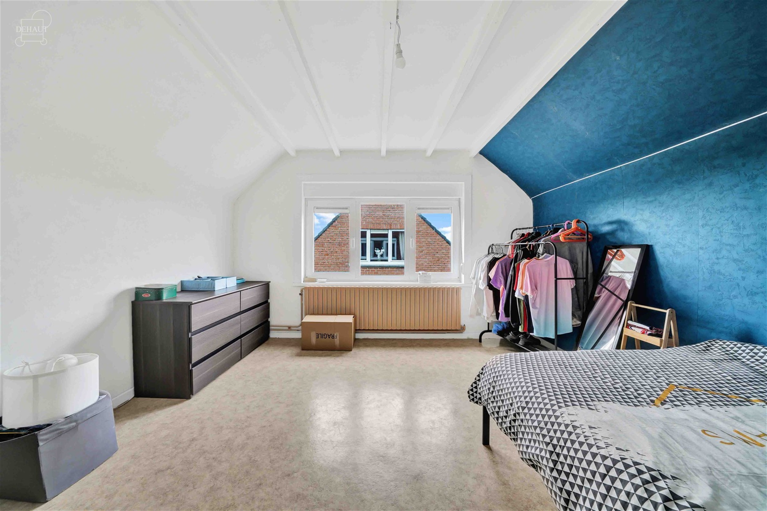 Maison avec garage et 3 chambres idéalement située dans un quartier calme.
Se compose d'un vaste hall d'entrée, une véranda accessible via le sé...