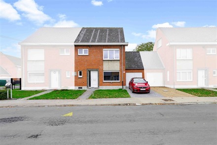 Maison avec garage et 3 chambres idéalement située dans un quartier calme.
Se compose d'un vaste hall d'entrée, une véranda accessible via le sé...