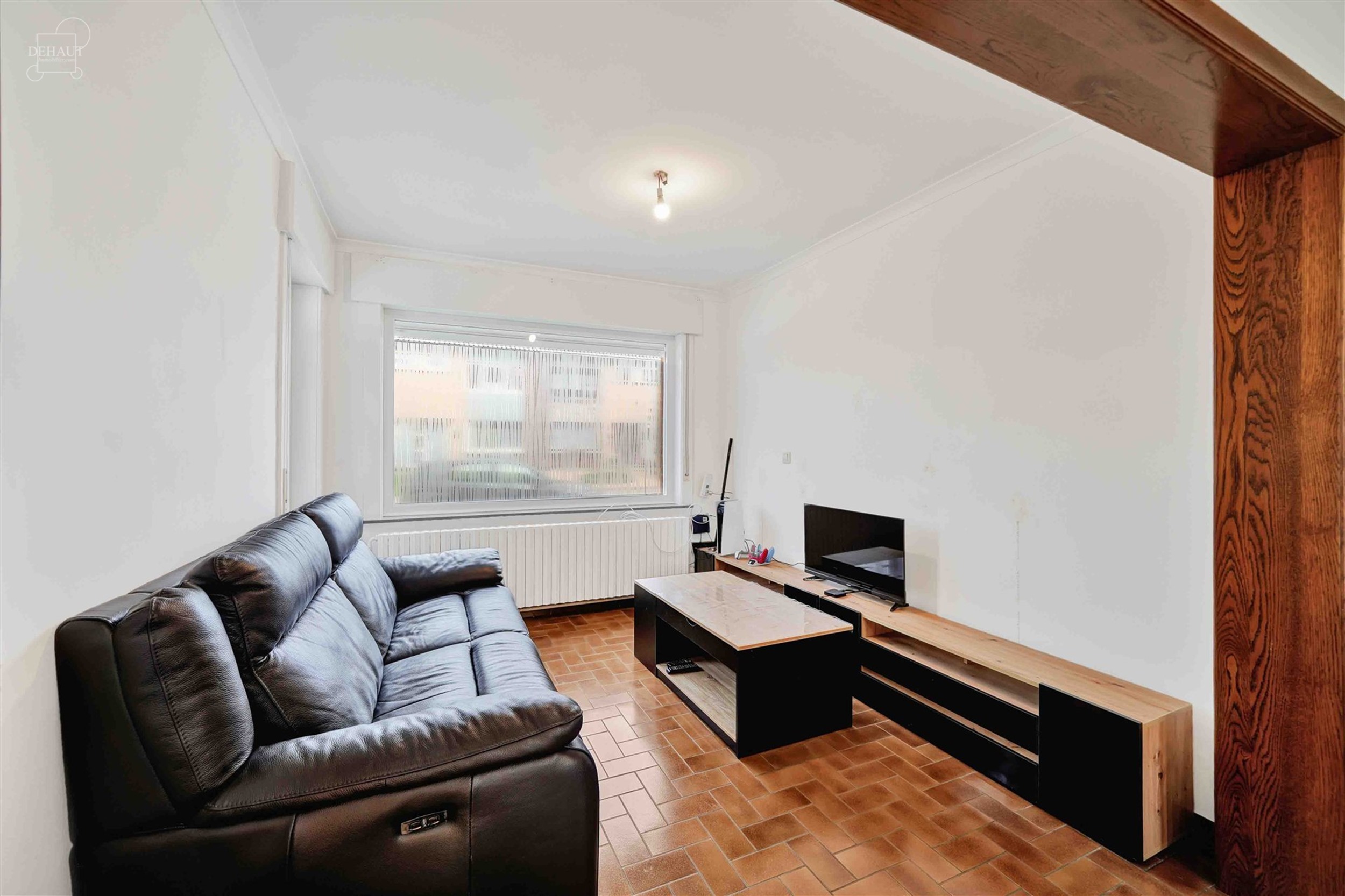 Maison avec garage et 3 chambres idéalement située dans un quartier calme.
Se compose d'un vaste hall d'entrée, une véranda accessible via le sé...