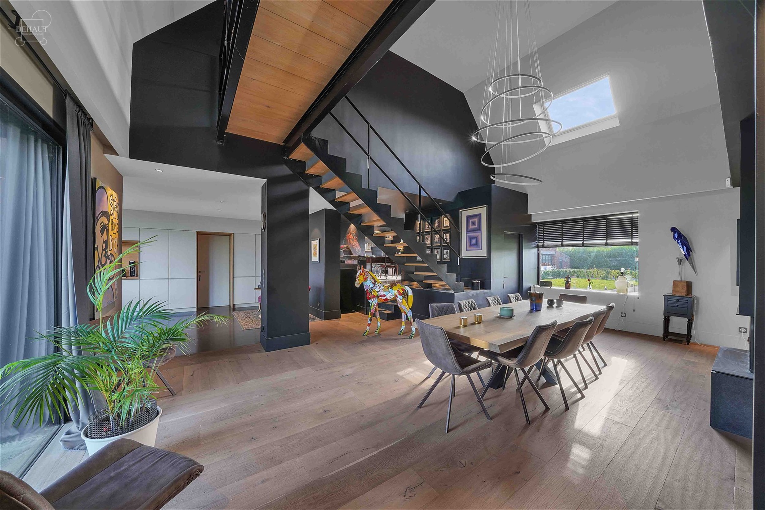 Ensemble immobilier haut de gamme comprenant un corps de ferme rénové avec goût, un gîte, une chambre d'hôtes, une écurie d'env. 195m², un hang...