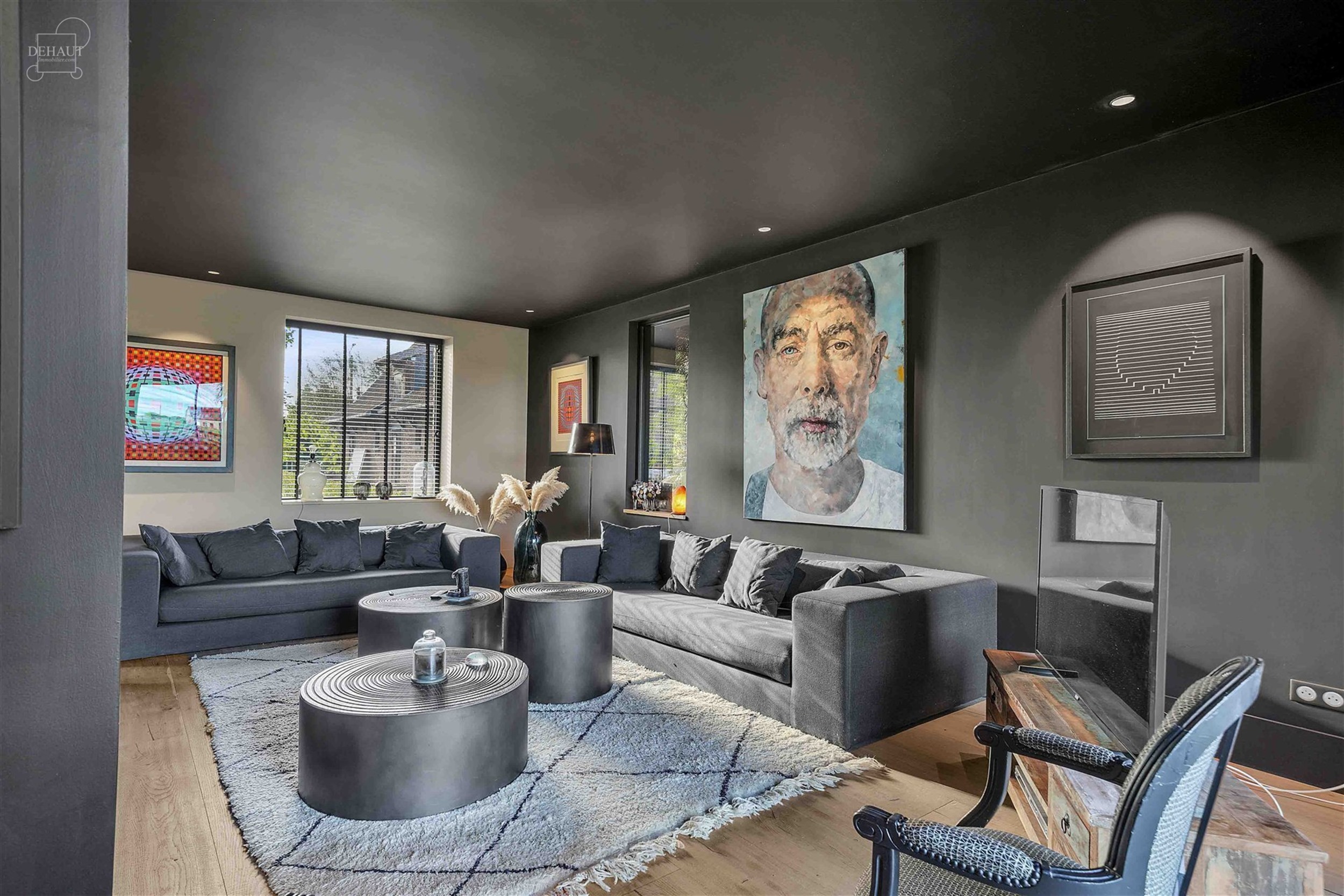 Ensemble immobilier haut de gamme comprenant un corps de ferme rénové avec goût, un gîte, une chambre d'hôtes, une écurie d'env. 195m², un hang...