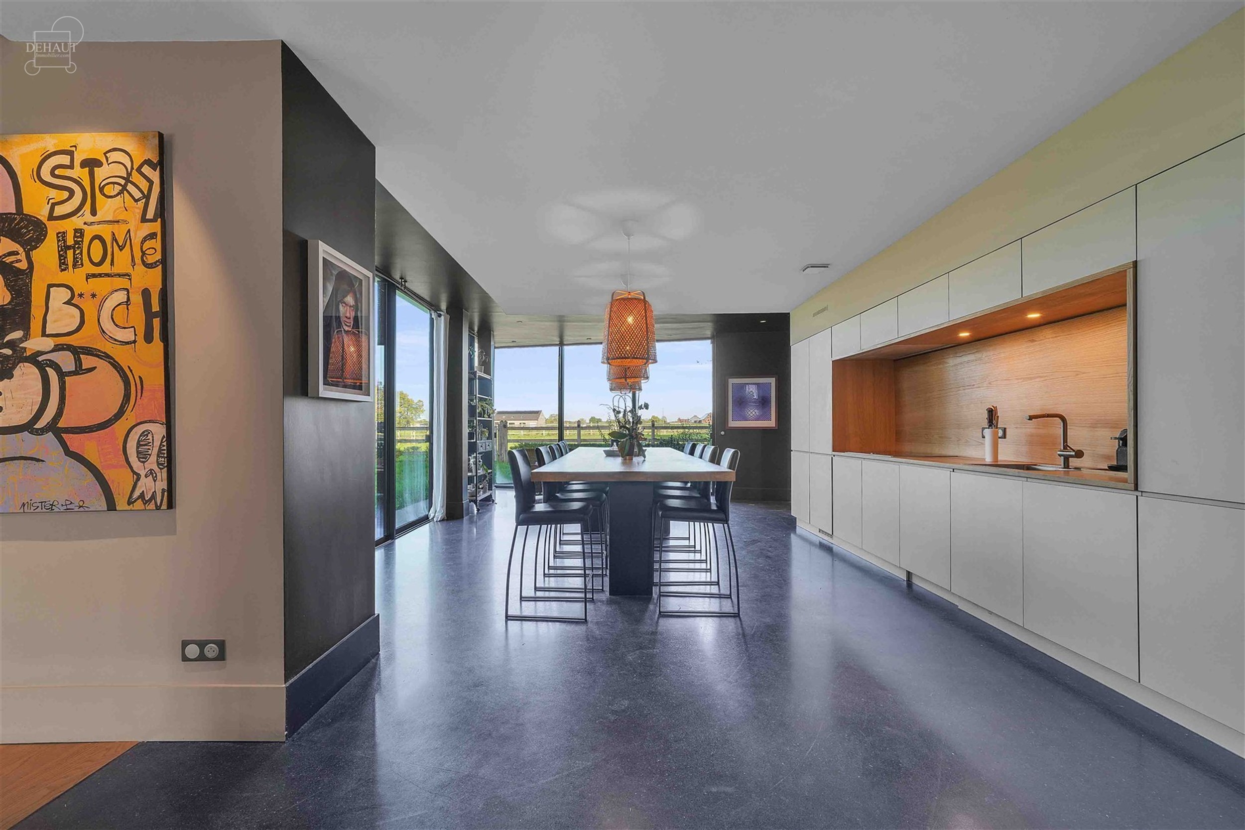 Ensemble immobilier haut de gamme comprenant un corps de ferme rénové avec goût, un gîte, une chambre d'hôtes, une écurie d'env. 195m², un hang...