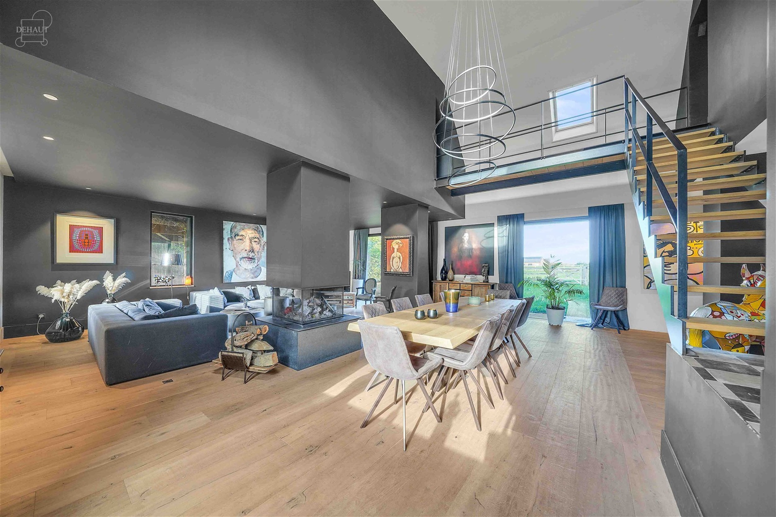 Ensemble immobilier haut de gamme comprenant un corps de ferme rénové avec goût, un gîte, une chambre d'hôtes, une écurie d'env. 195m², un hang...