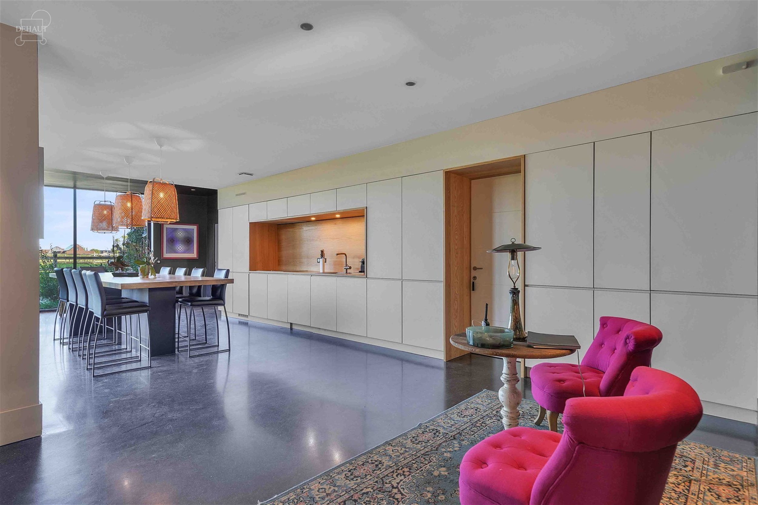 Ensemble immobilier haut de gamme comprenant un corps de ferme rénové avec goût, un gîte, une chambre d'hôtes, une écurie d'env. 195m², un hang...