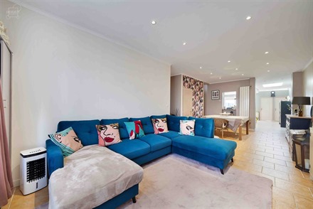 Aantrekkelijk dorpshuis met 4 slaapkamers en tuin. Dit huis biedt een grote leefruimte van ongeveer 60m² bestaande uit een ingerichte keuken en een w...