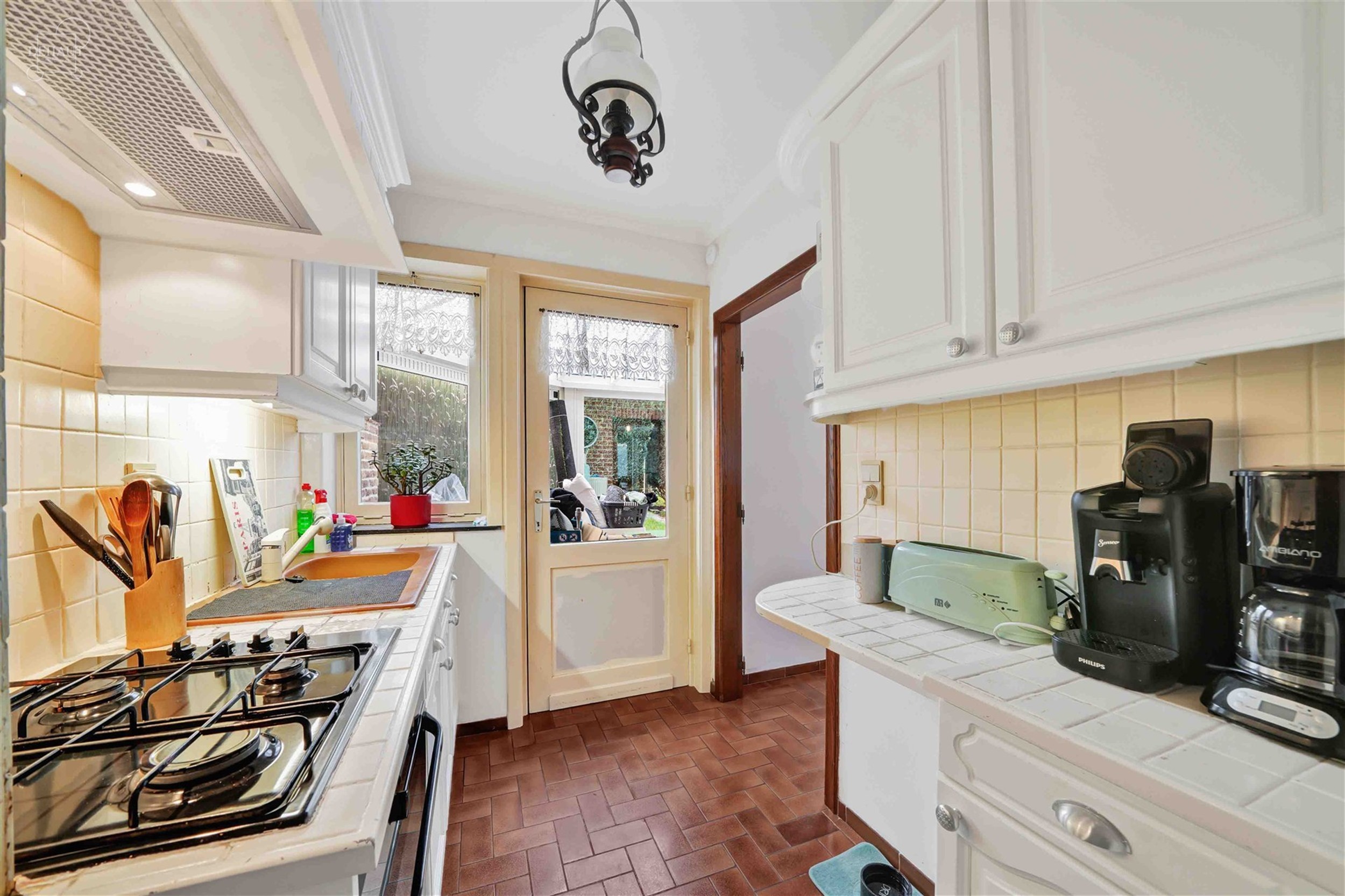 Maison avec garage et 3 chambres idéalement située dans un quartier calme.
Se compose d'un vaste hall d'entrée, une véranda accessible via le sé...