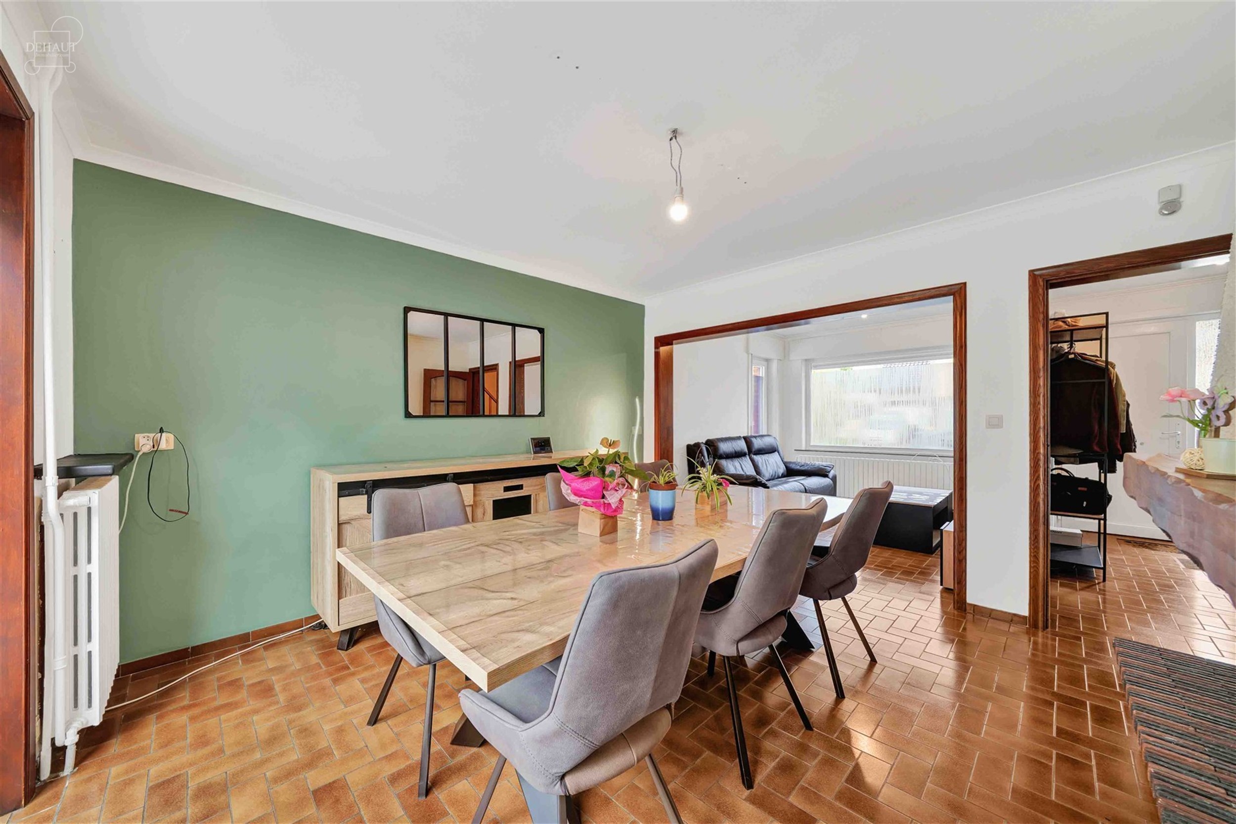 Maison avec garage et 3 chambres idéalement située dans un quartier calme.
Se compose d'un vaste hall d'entrée, une véranda accessible via le sé...