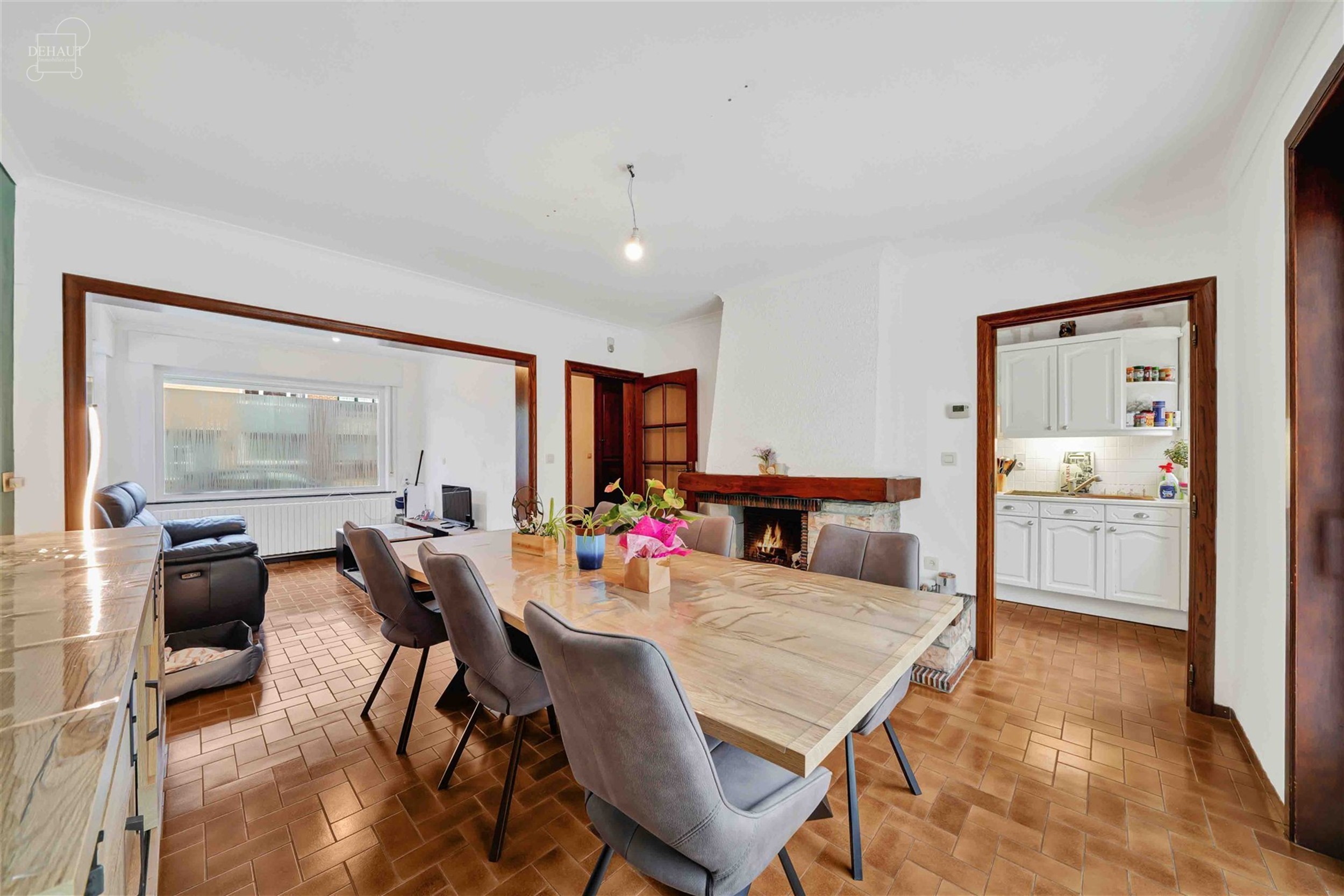 Maison avec garage et 3 chambres idéalement située dans un quartier calme.
Se compose d'un vaste hall d'entrée, une véranda accessible via le sé...