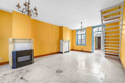 Stadswoning die volledig gerenoveerd moet worden, bestaande uit een woonkamer, een halfingerichte keuken, een badkamer, een toilet, 2 slaapkamers en e...