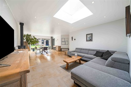 Aantrekkelijk, groot huis met commerciële ruimte, ideaal gelegen aan het plein in COMINES, met zijtoegang en groot, verbouwd bijgebouw van ca. 116 m�...