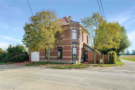 Charmante 4-fronten woning met 5 slaapkamers, tuin en garage op een perceel van ca. 625m² met mooi uitzicht over het platteland.
Biedt een inkomhal ...