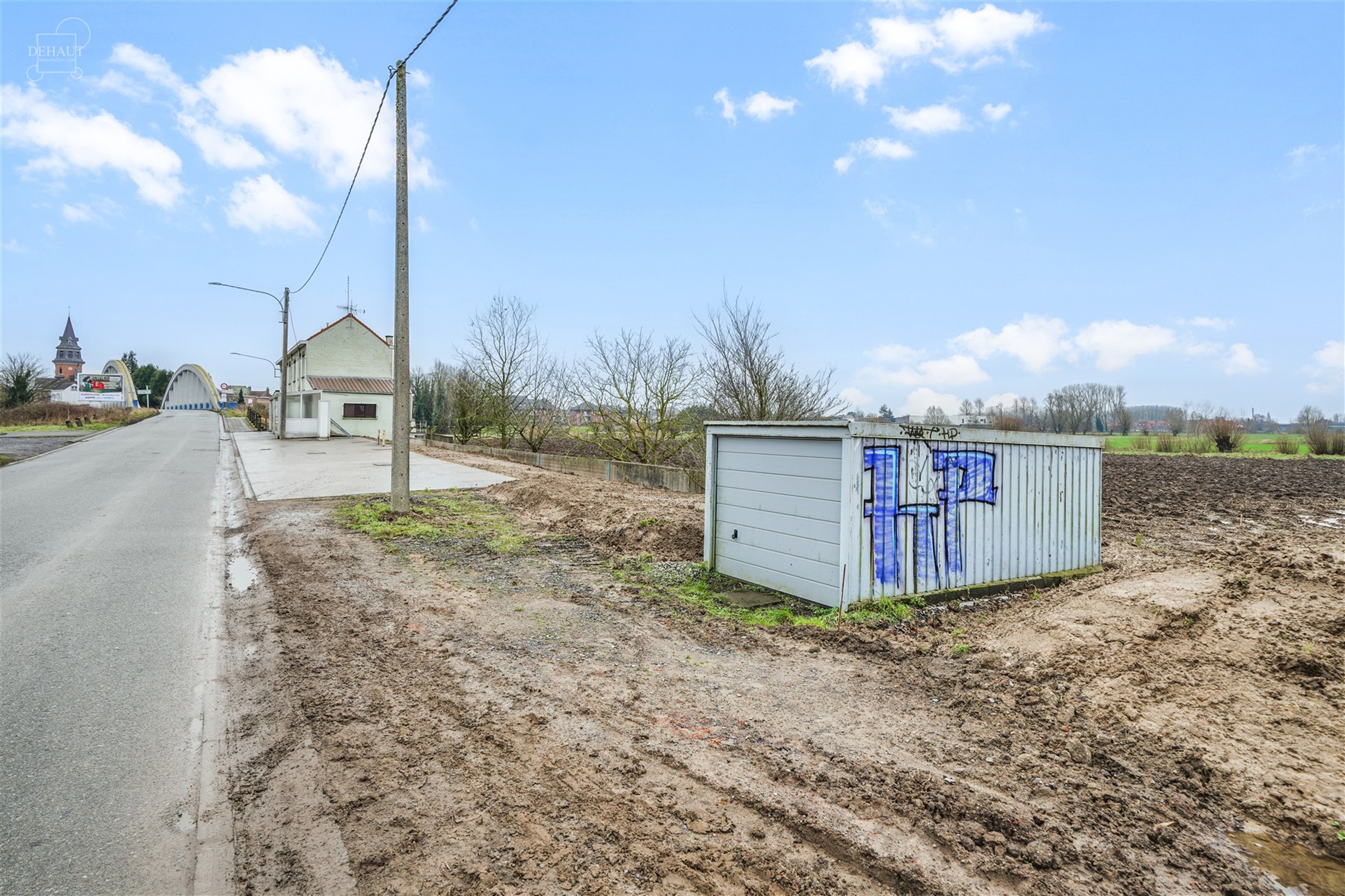 Jolie maison 3 façades située à deux pas de la frontière française et des chemins de promenade.
Se compose d'un hall d'entrée desservant un bel...