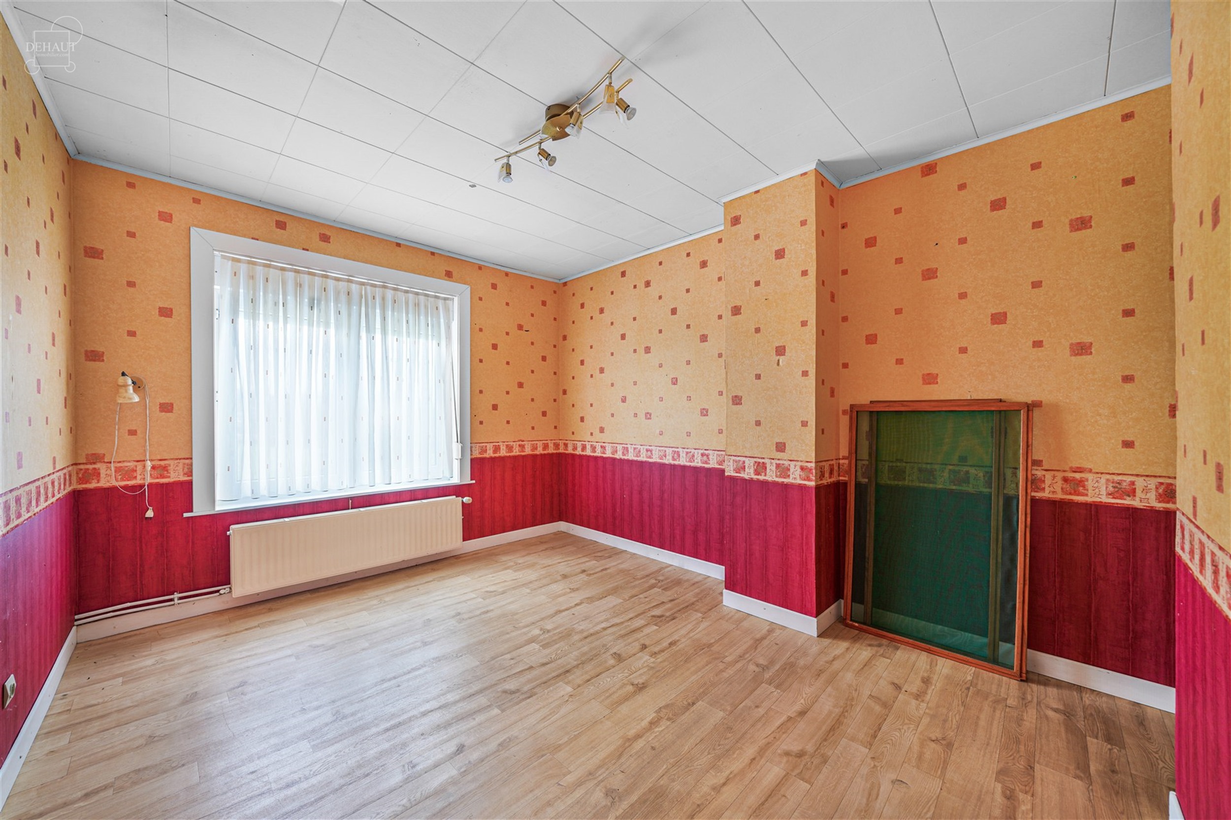 Jolie maison 3 façades située à deux pas de la frontière française et des chemins de promenade.
Se compose d'un hall d'entrée desservant un bel...