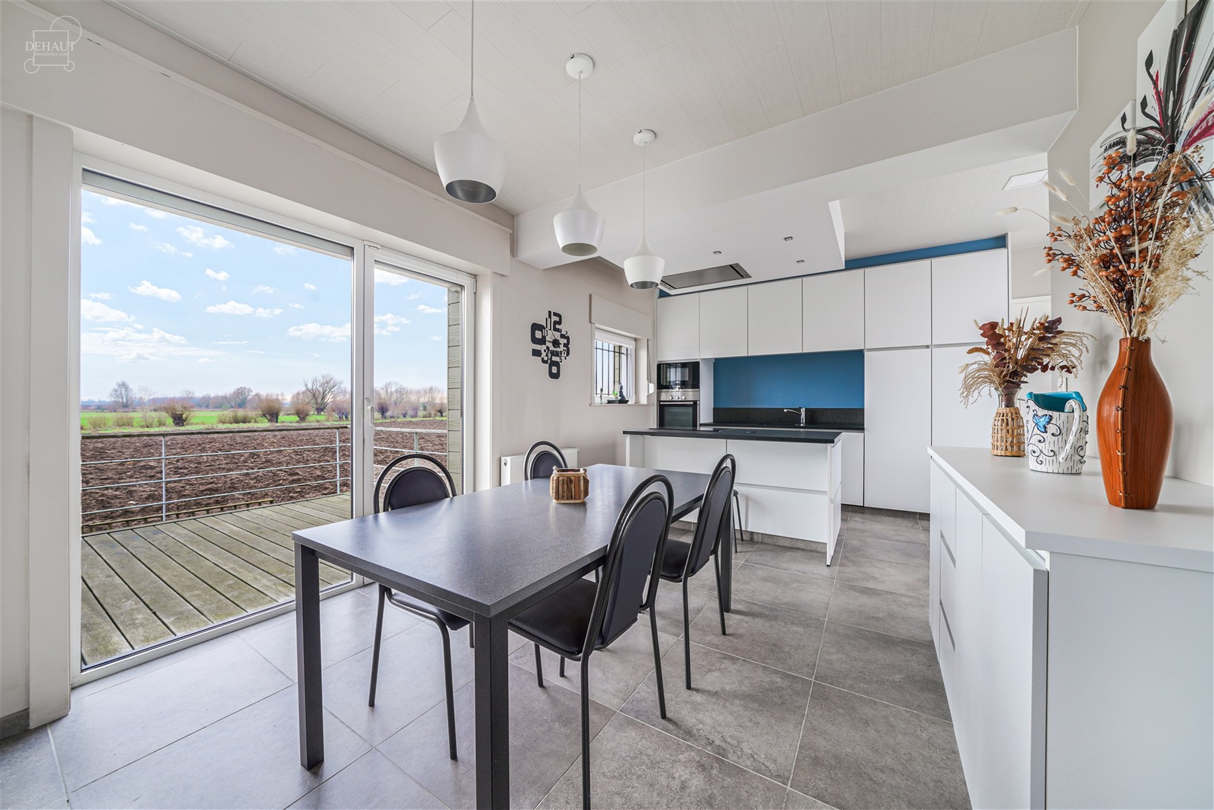 Jolie maison 3 façades située à deux pas de la frontière française et des chemins de promenade.
Se compose d'un hall d'entrée desservant un bel...