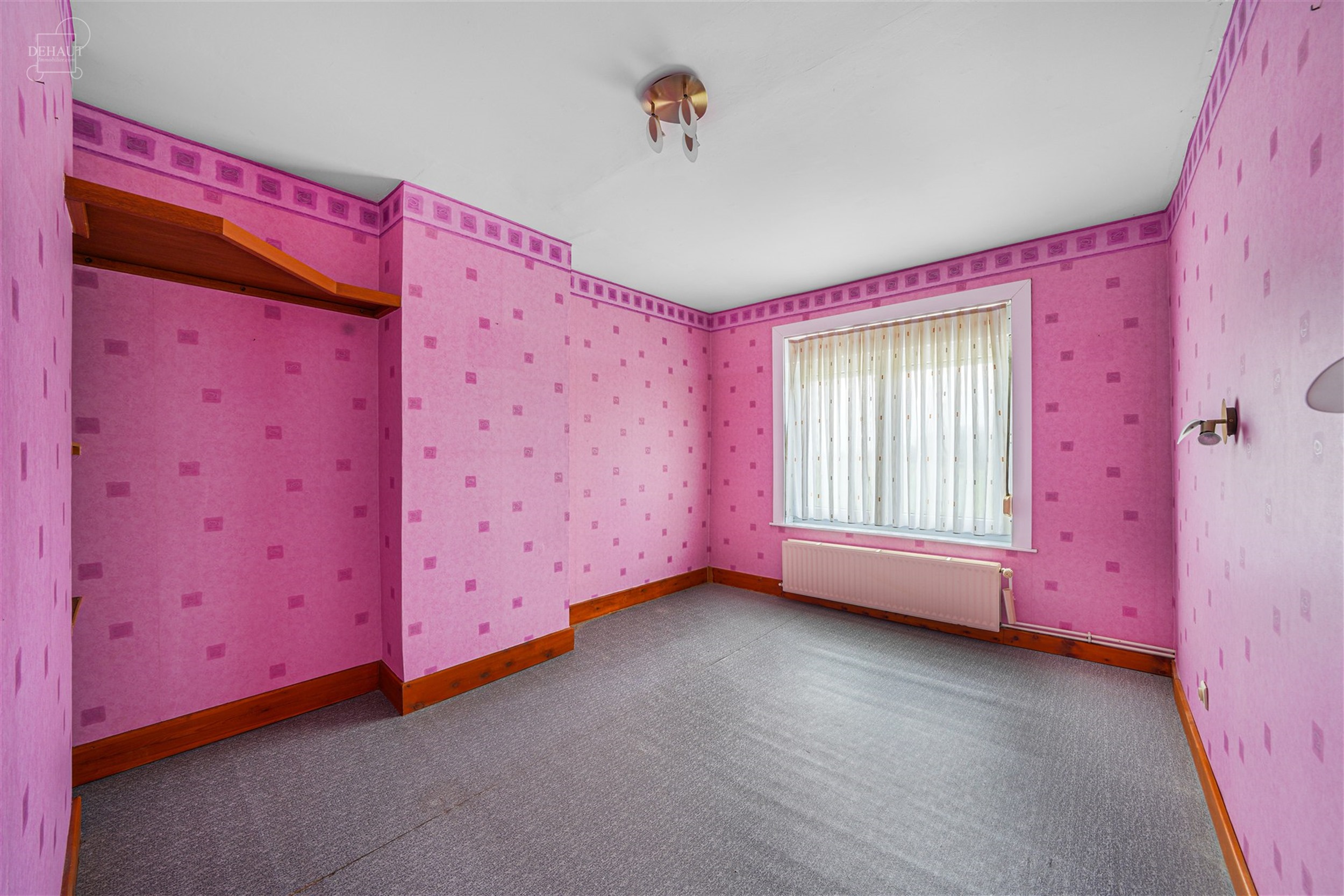 Jolie maison 3 façades située à deux pas de la frontière française et des chemins de promenade.
Se compose d'un hall d'entrée desservant un bel...