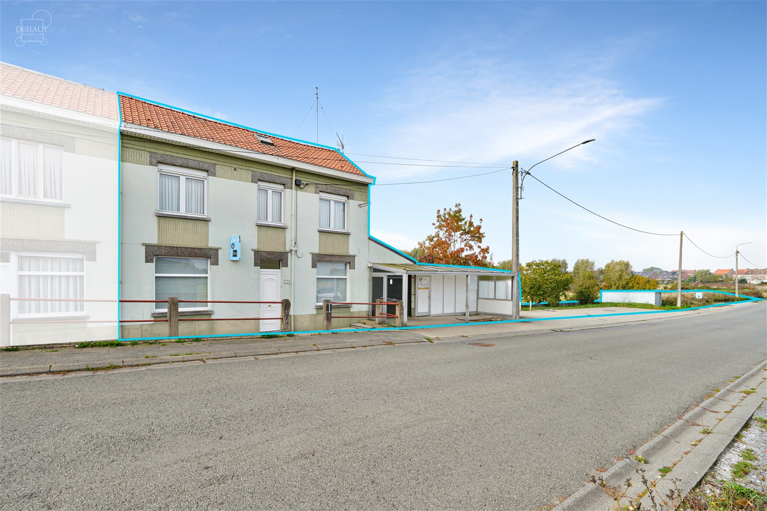 Jolie maison 3 façades située à deux pas de la frontière française et des chemins de promenade.
Se compose d'un hall d'entrée desservant un bel...