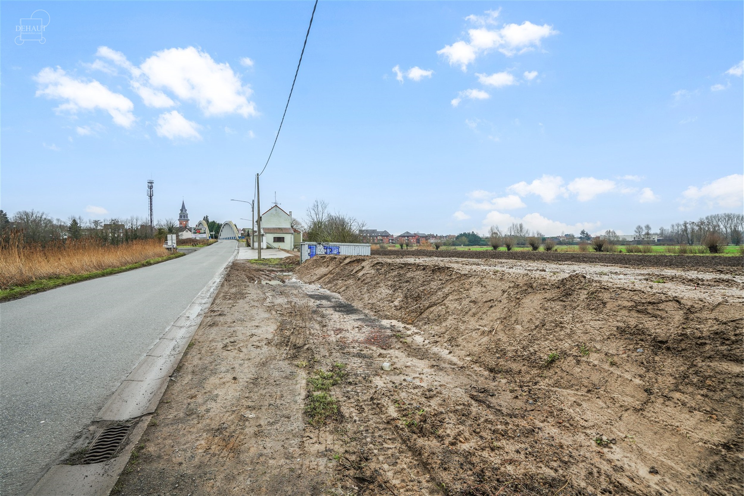 Jolie maison 3 façades située à deux pas de la frontière française et des chemins de promenade.
Se compose d'un hall d'entrée desservant un bel...