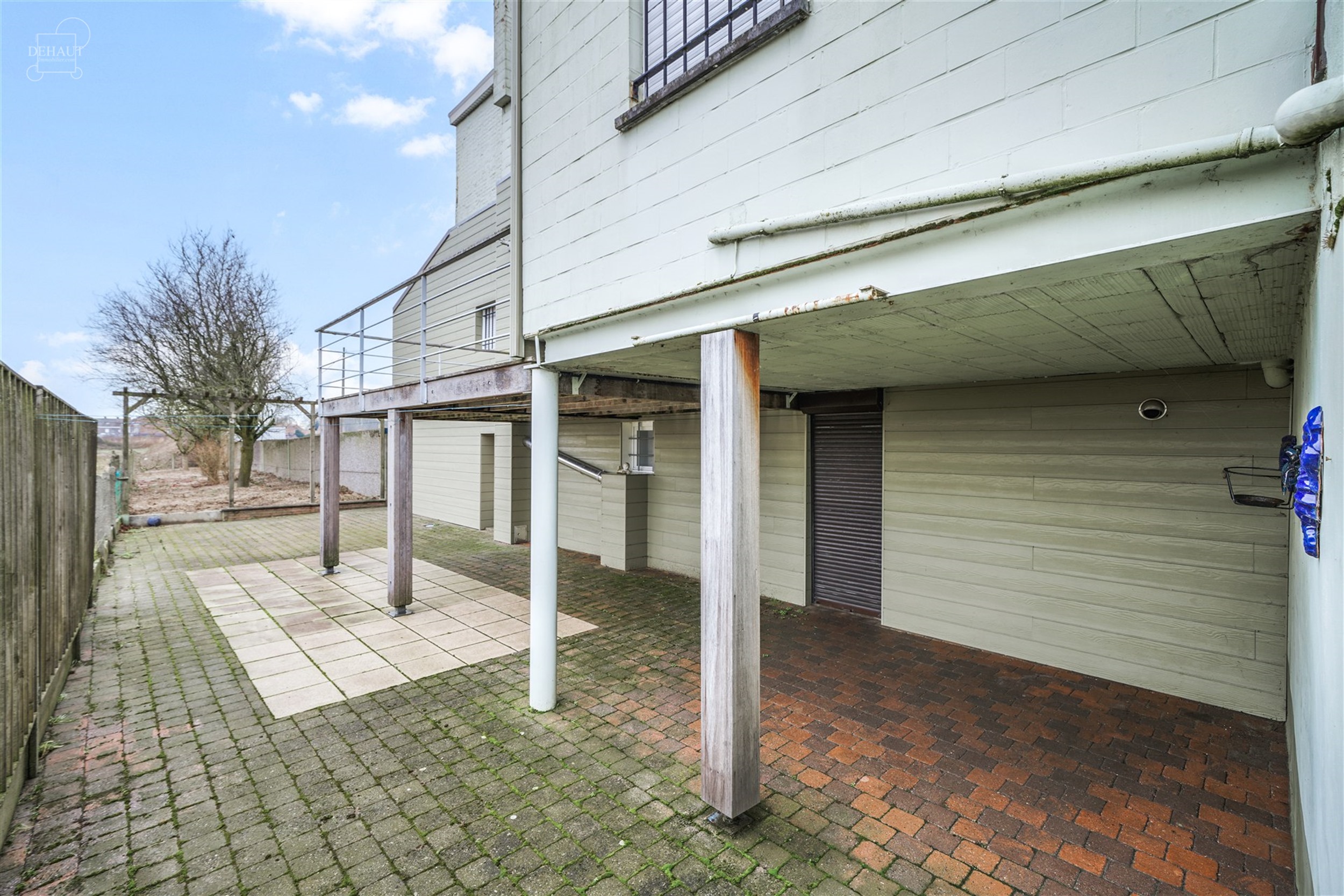Jolie maison 3 façades située à deux pas de la frontière française et des chemins de promenade.
Se compose d'un hall d'entrée desservant un bel...