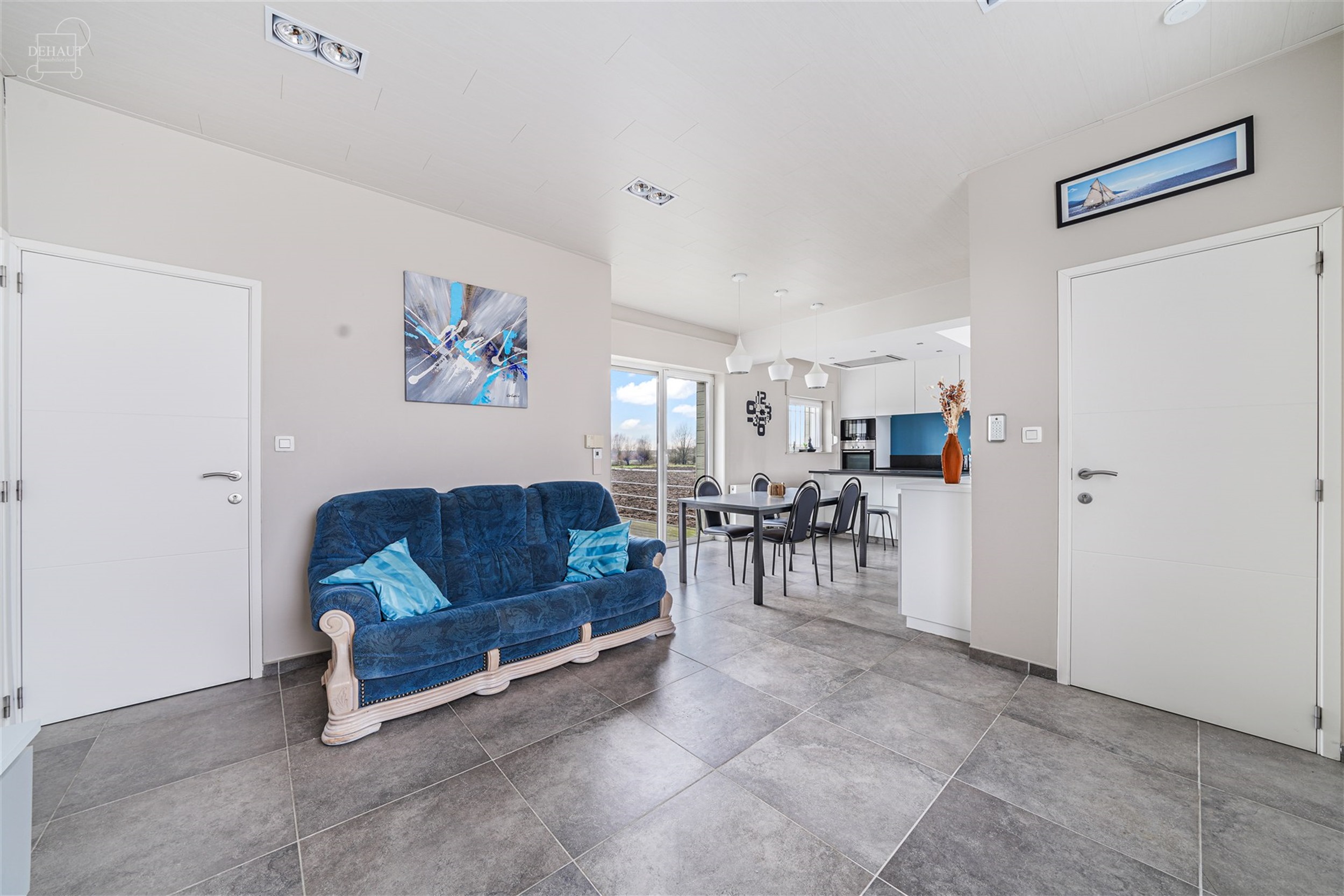 Jolie maison 3 façades située à deux pas de la frontière française et des chemins de promenade.
Se compose d'un hall d'entrée desservant un bel...