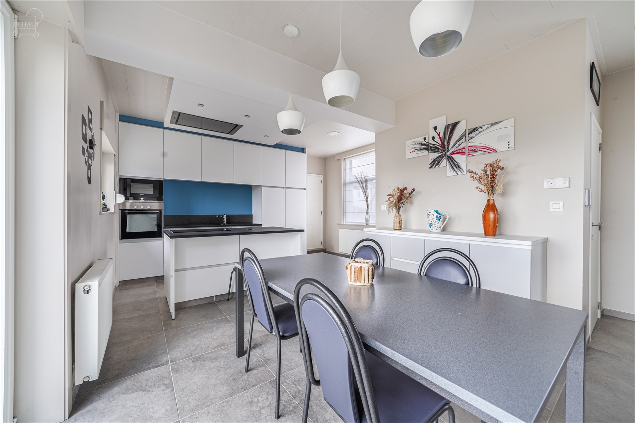 Jolie maison 3 façades située à deux pas de la frontière française et des chemins de promenade.
Se compose d'un hall d'entrée desservant un bel...