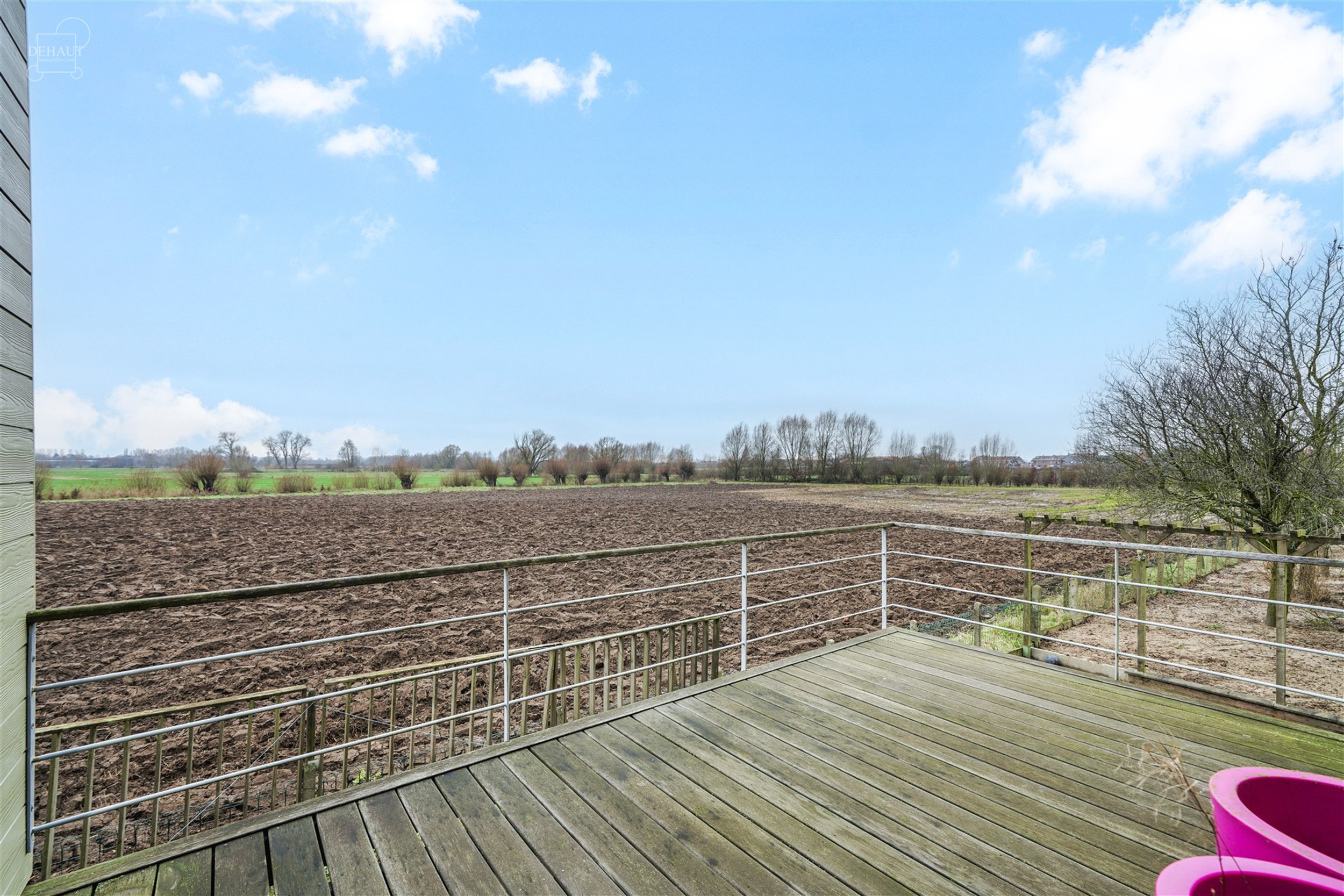 Jolie maison 3 façades située à deux pas de la frontière française et des chemins de promenade.
Se compose d'un hall d'entrée desservant un bel...