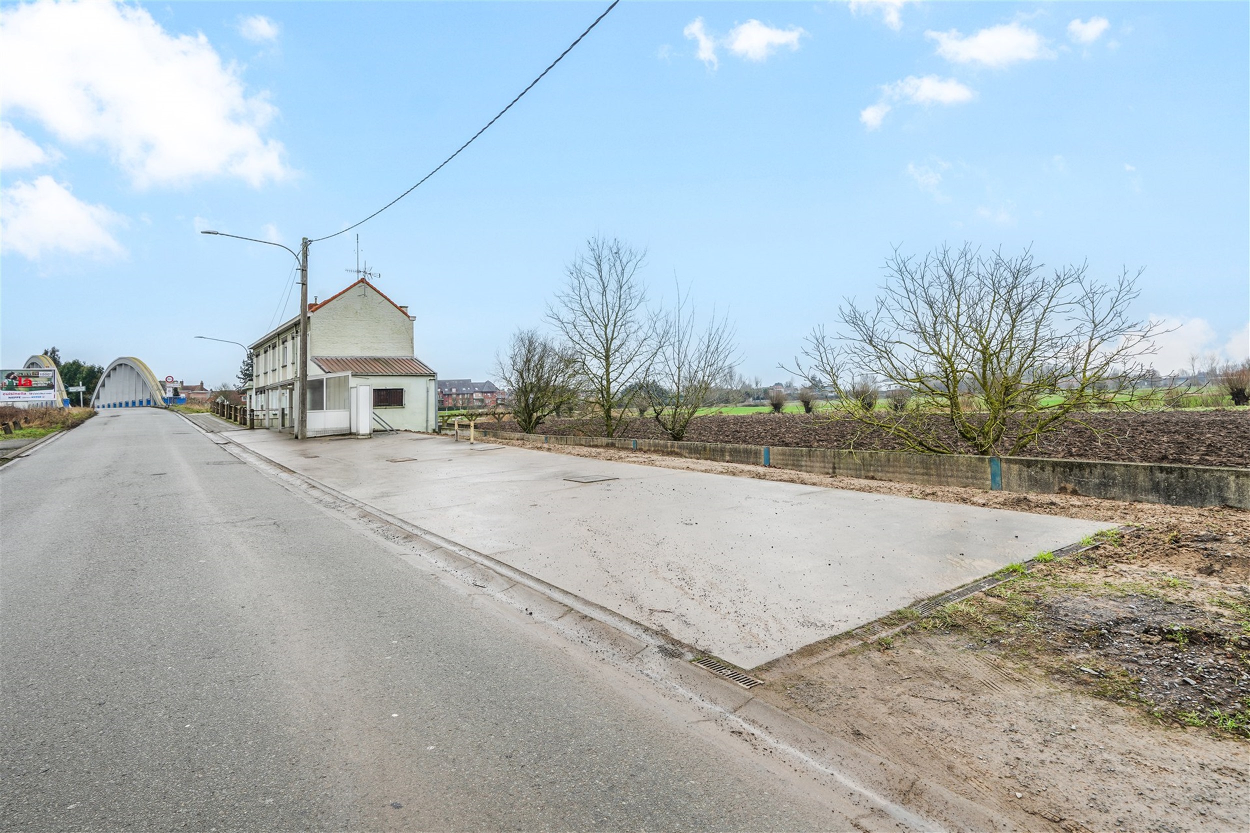 Jolie maison 3 façades située à deux pas de la frontière française et des chemins de promenade.
Se compose d'un hall d'entrée desservant un bel...