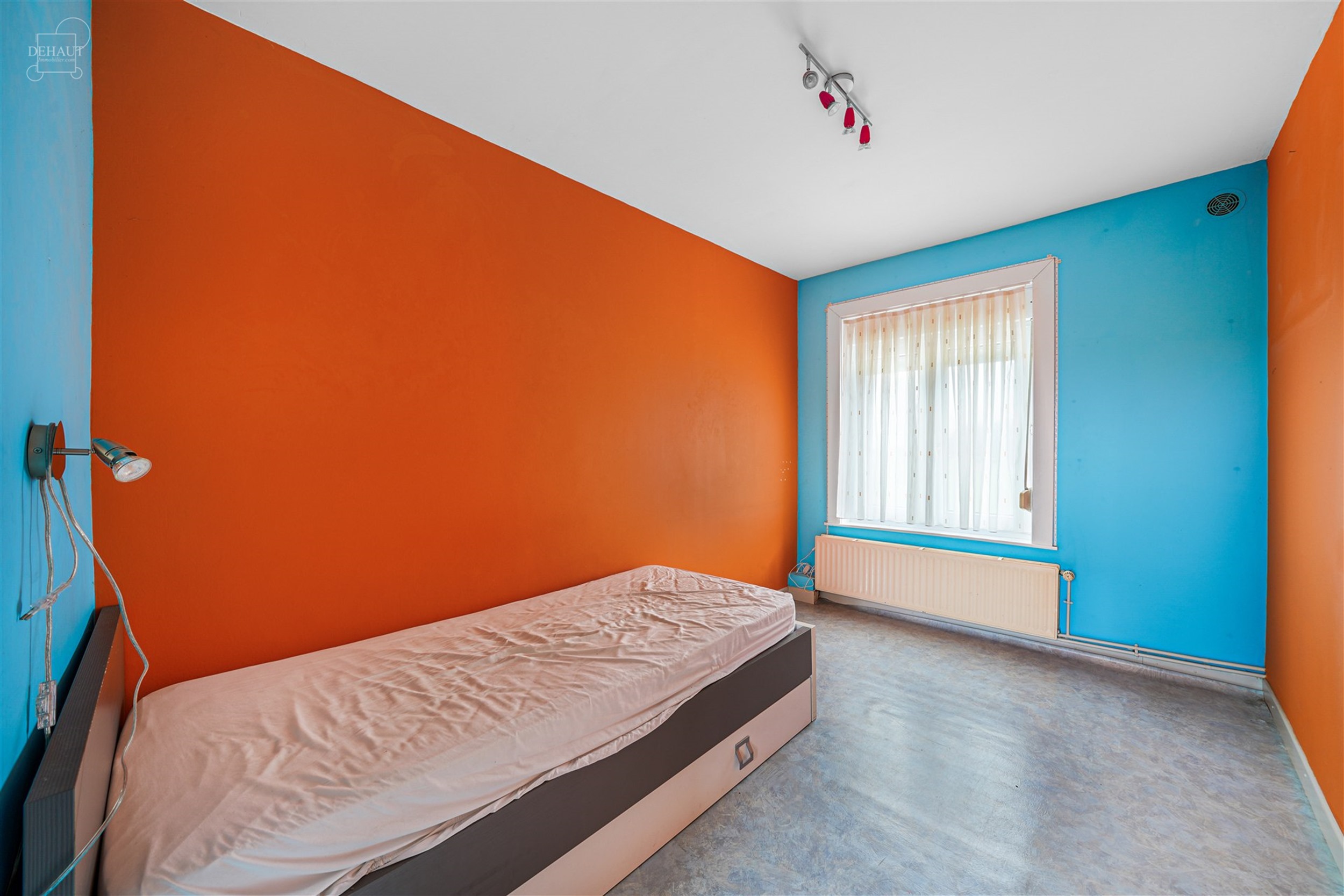 Jolie maison 3 façades située à deux pas de la frontière française et des chemins de promenade.
Se compose d'un hall d'entrée desservant un bel...