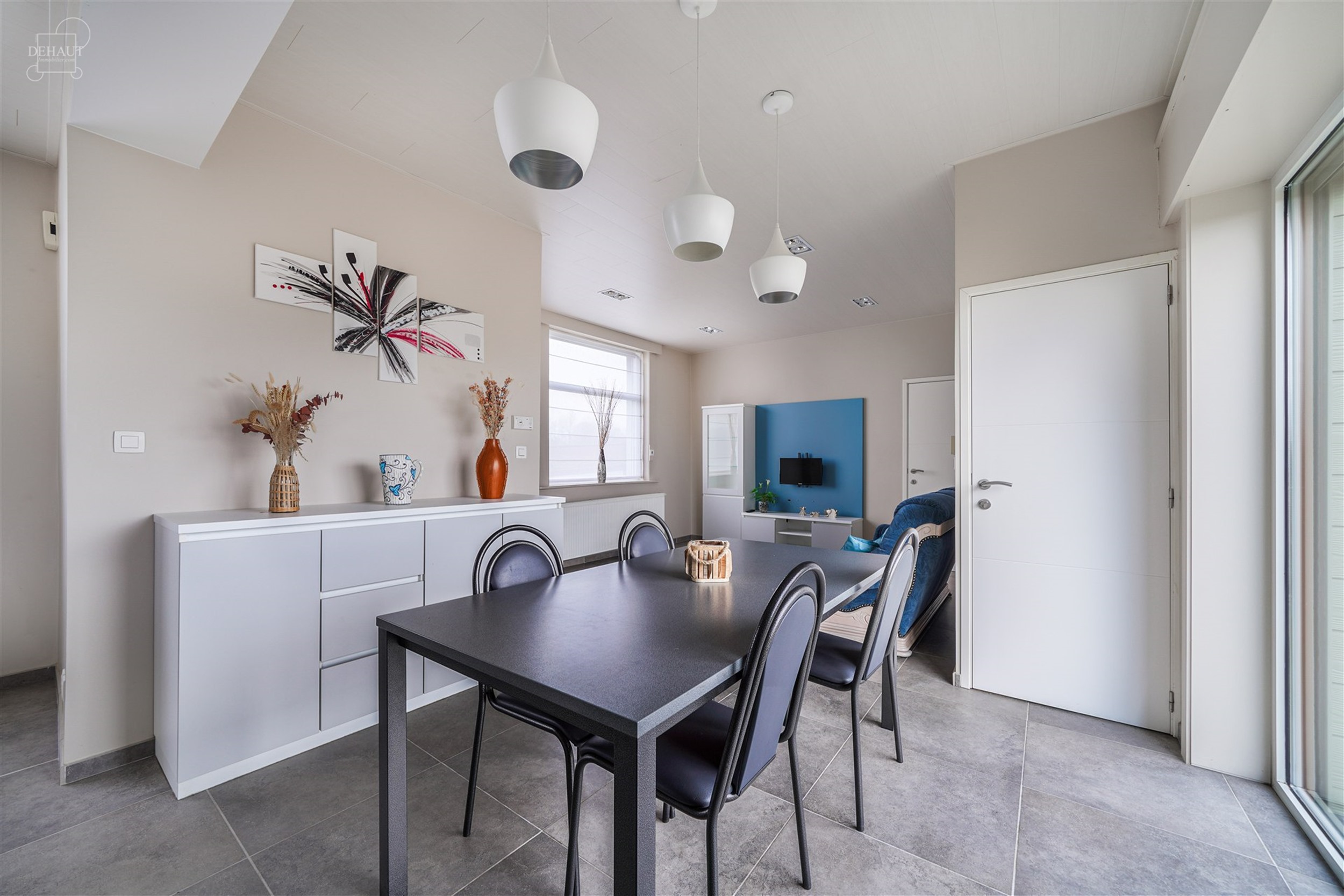 Jolie maison 3 façades située à deux pas de la frontière française et des chemins de promenade.
Se compose d'un hall d'entrée desservant un bel...