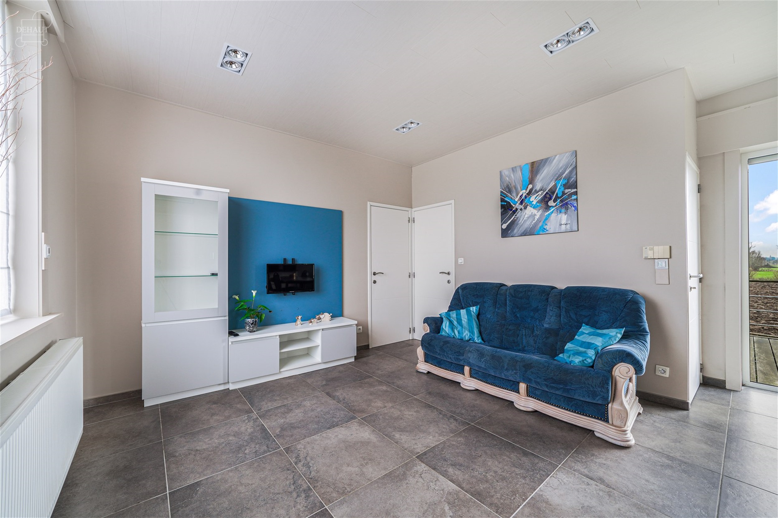 Jolie maison 3 façades située à deux pas de la frontière française et des chemins de promenade.
Se compose d'un hall d'entrée desservant un bel...