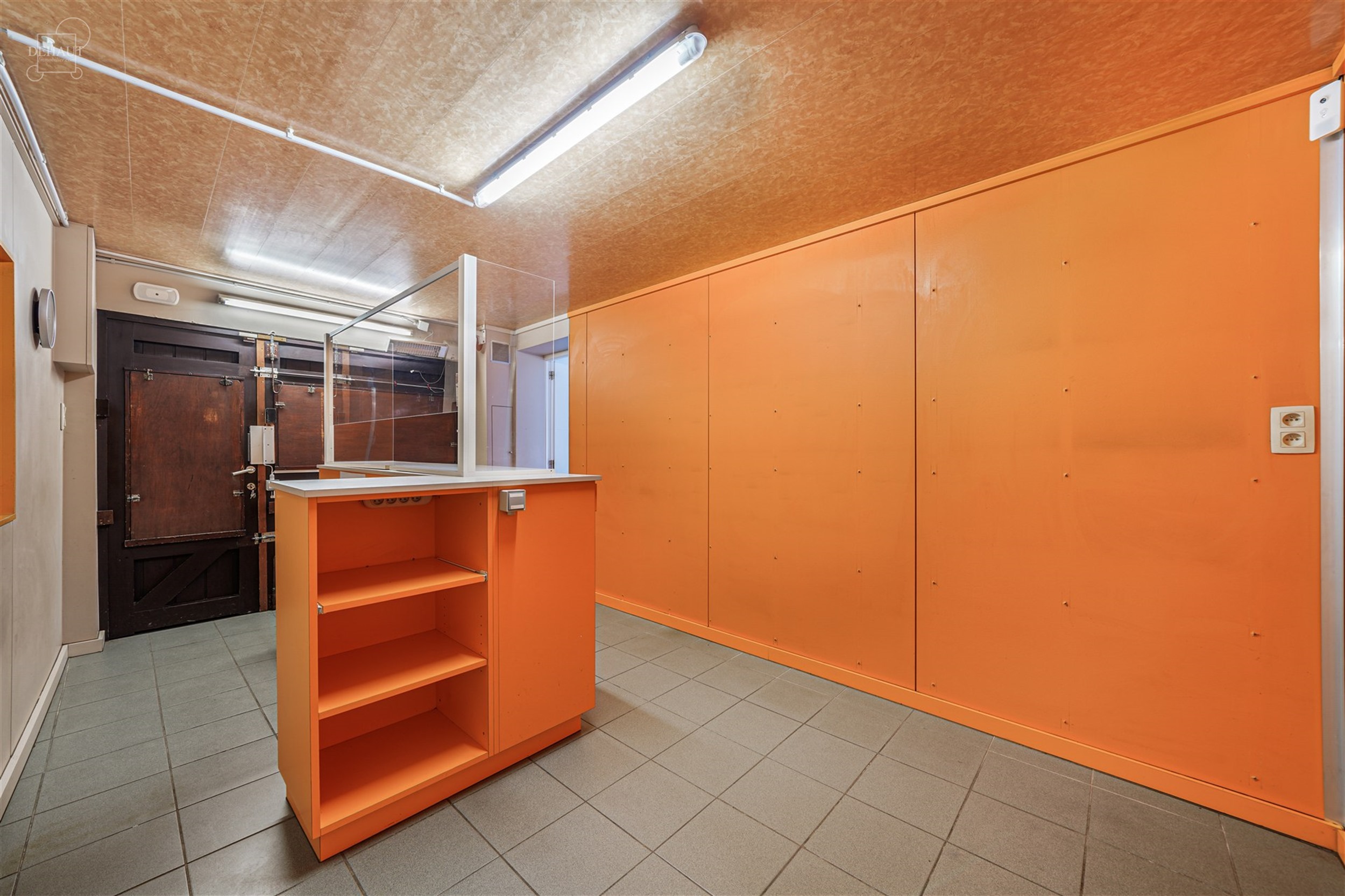 Jolie maison 3 façades située à deux pas de la frontière française et des chemins de promenade.
Se compose d'un hall d'entrée desservant un bel...