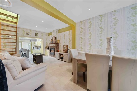 Maison de ville d'env. 110m² disposant d'un hall d'entrée, un séjour, une cuisine, une buanderie, une salle de bain, un WC, une véranda et 4 chamb...