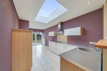 Spacieuse maison de ville répartie sur 4 étages disposant au rez-de-chaussée d'un hall d'entrée desservant un lumineux séjour, une cuisine équip...