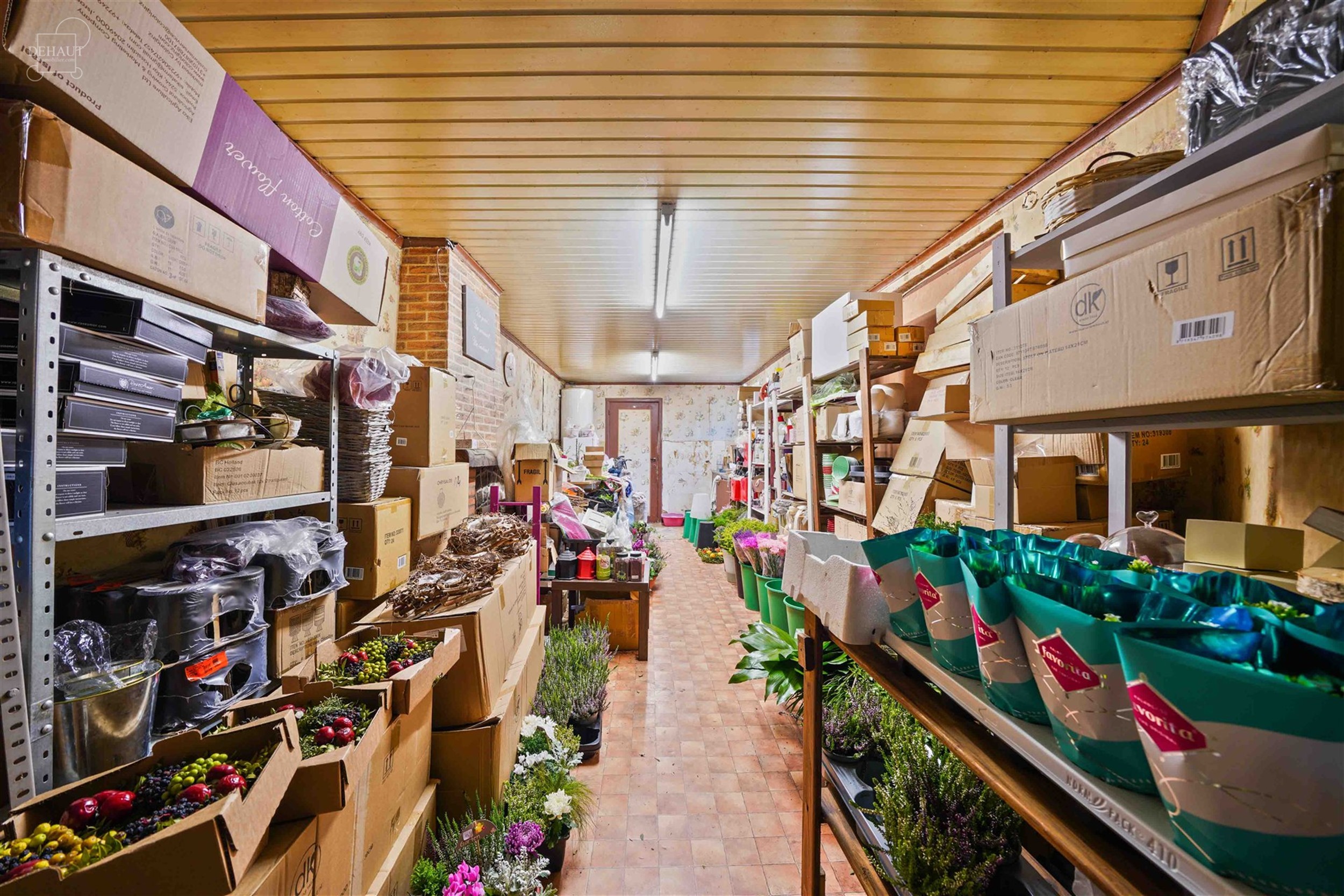 Immeuble mixte à deux pas du centre de COMINES offrant une surface commerciale d'env. 80 m² au rez-de-chaussée et 85 m² supplémentaires répartis...