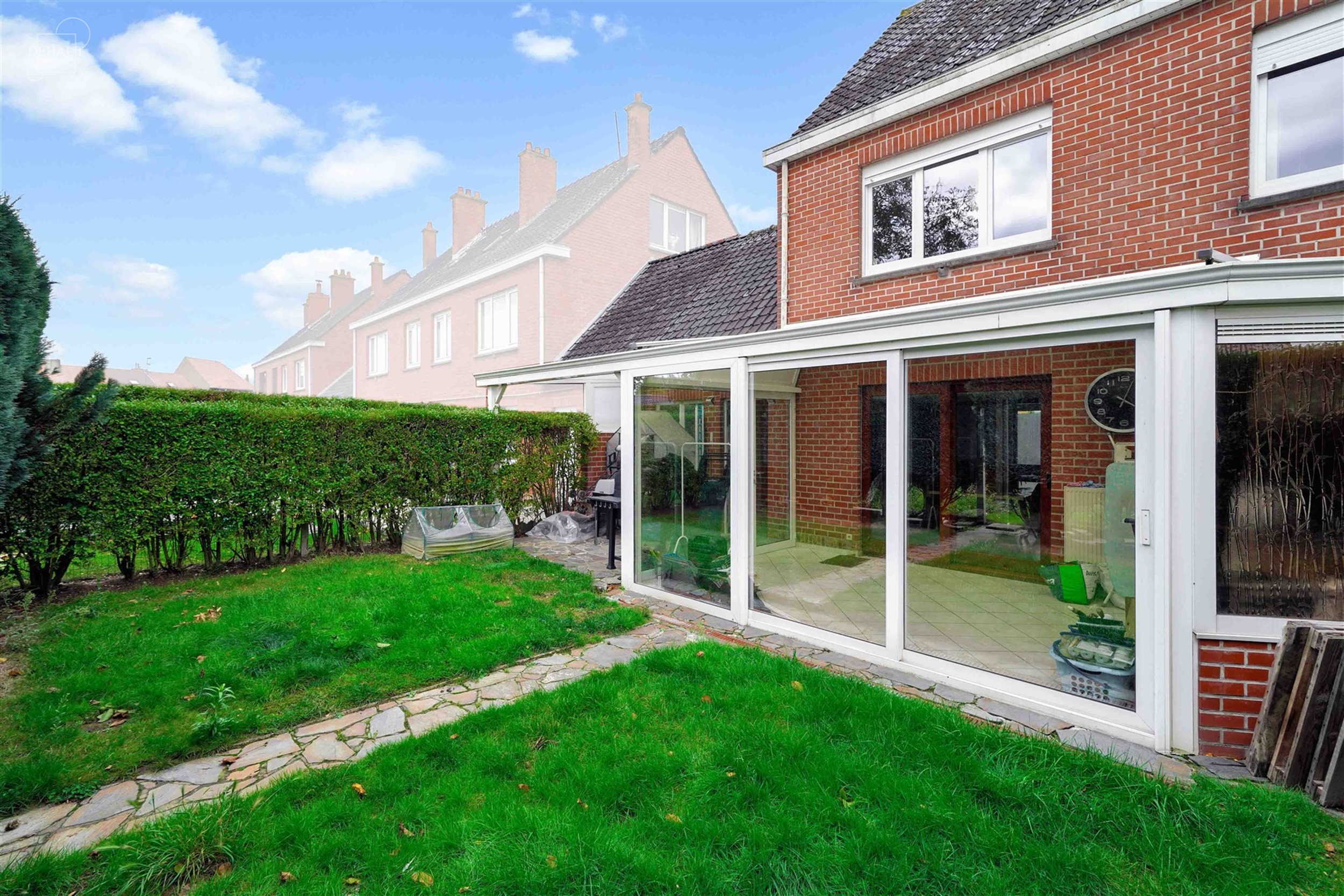 Maison avec garage et 3 chambres idéalement située dans un quartier calme.
Se compose d'un vaste hall d'entrée, une véranda accessible via le sé...