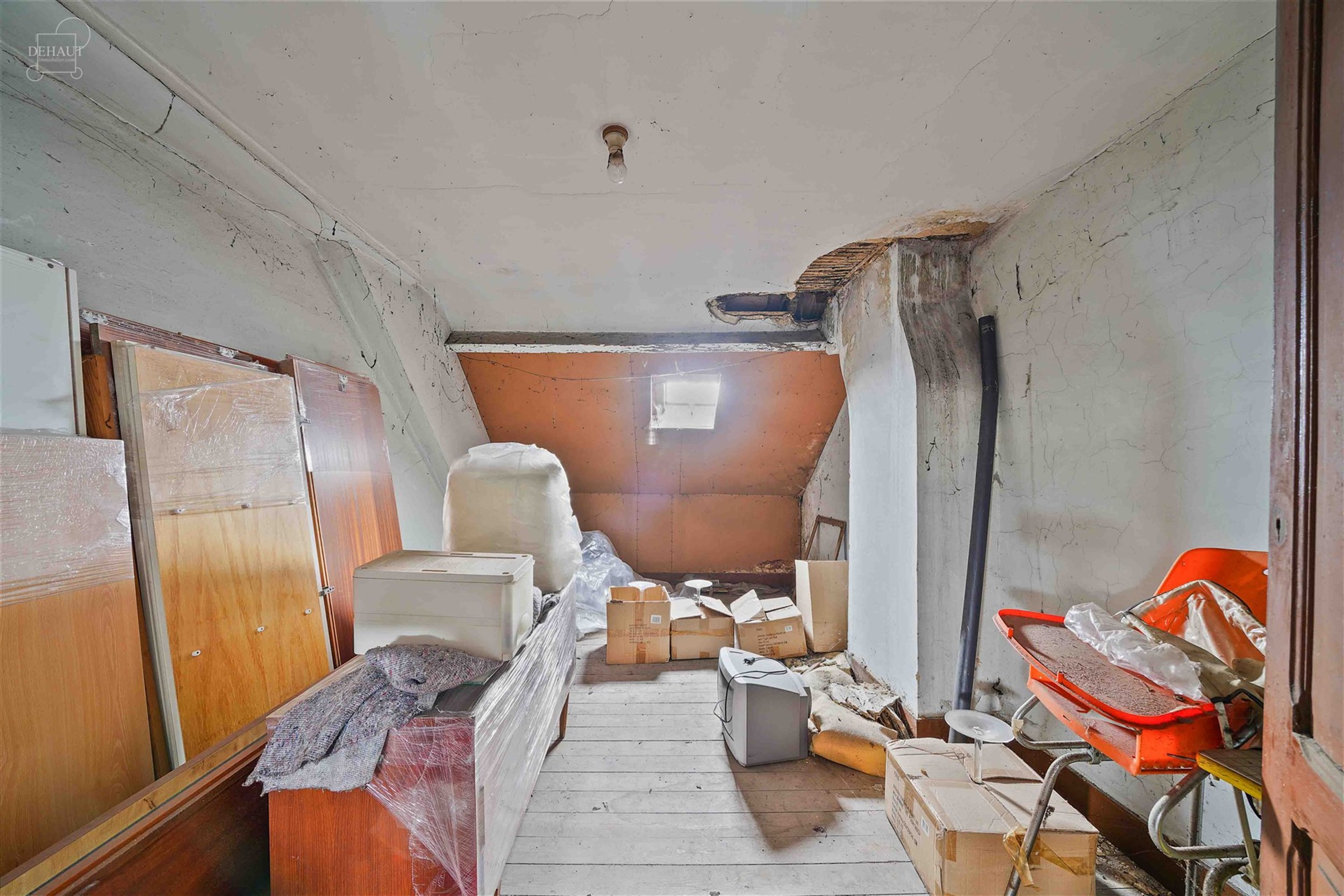 Immeuble mixte à deux pas du centre de COMINES offrant une surface commerciale d'env. 80 m² au rez-de-chaussée et 85 m² supplémentaires répartis...