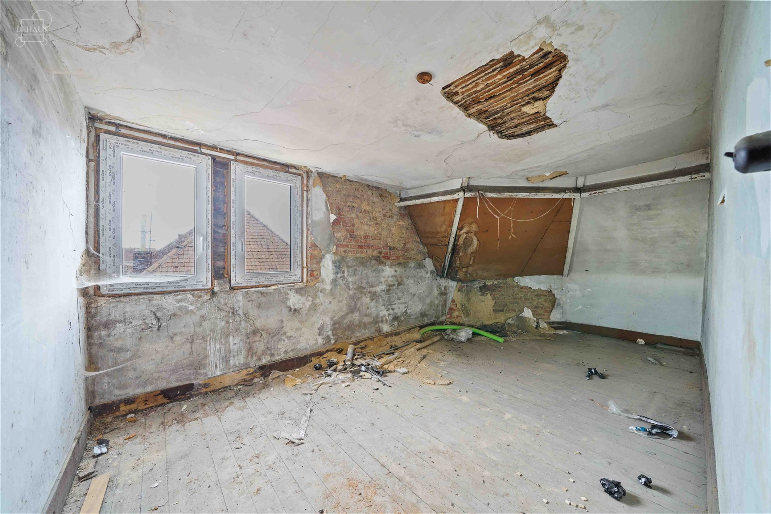 Immeuble mixte à deux pas du centre de COMINES offrant une surface commerciale d'env. 80 m² au rez-de-chaussée et 85 m² supplémentaires répartis...