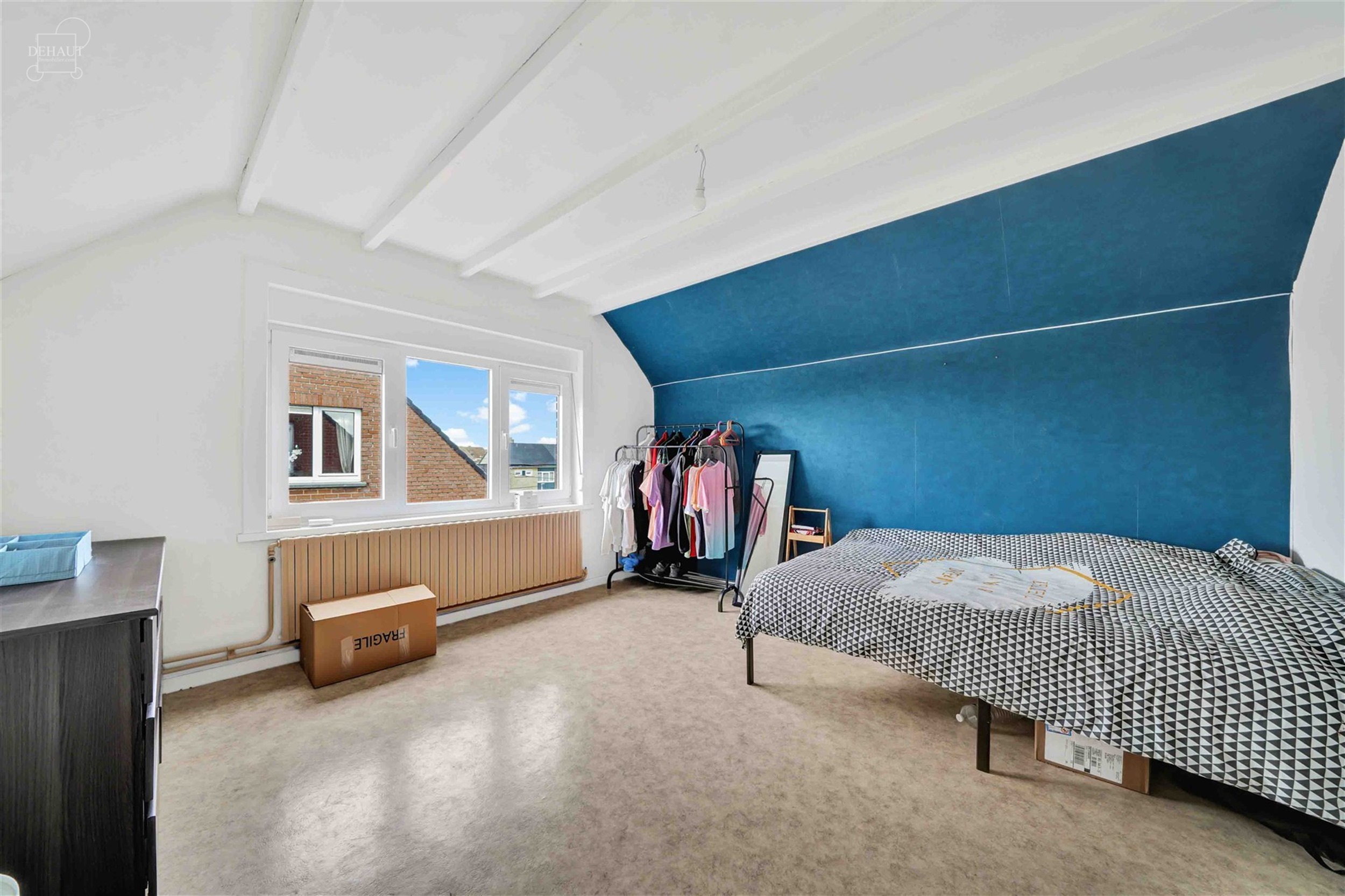 Maison avec garage et 3 chambres idéalement située dans un quartier calme.
Se compose d'un vaste hall d'entrée, une véranda accessible via le sé...